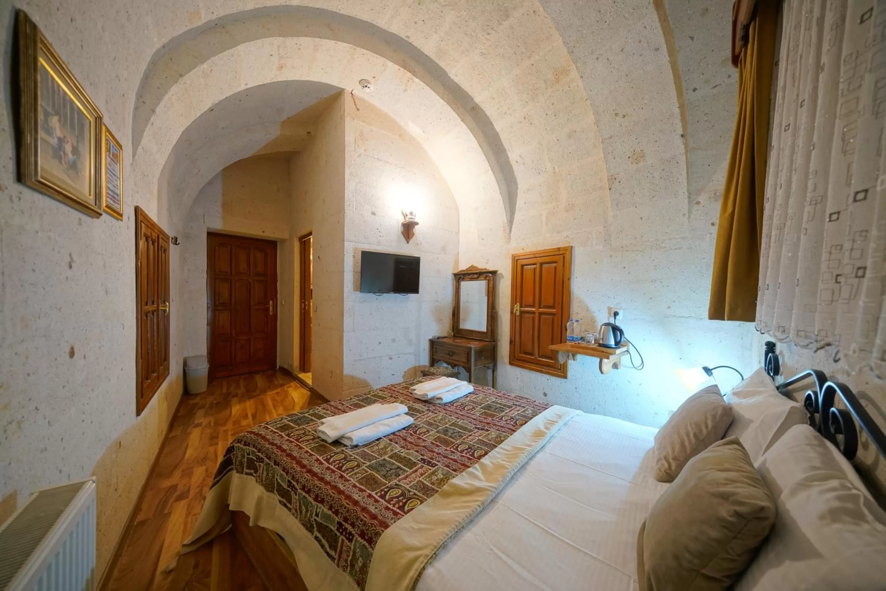 Photo of the whole room, Bed in Arch Palace