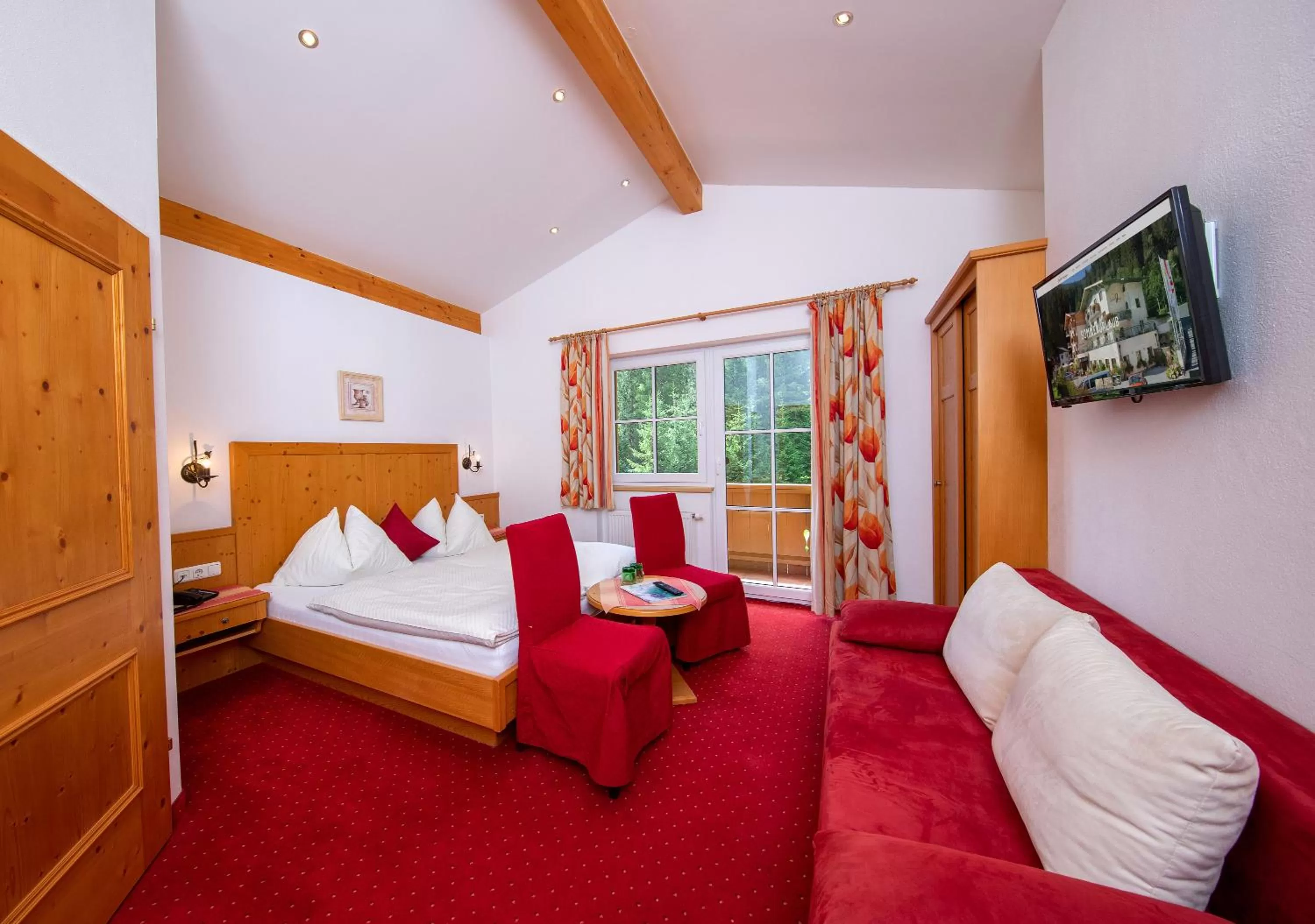 Patio, Bed in Hotel Der Schmittenhof