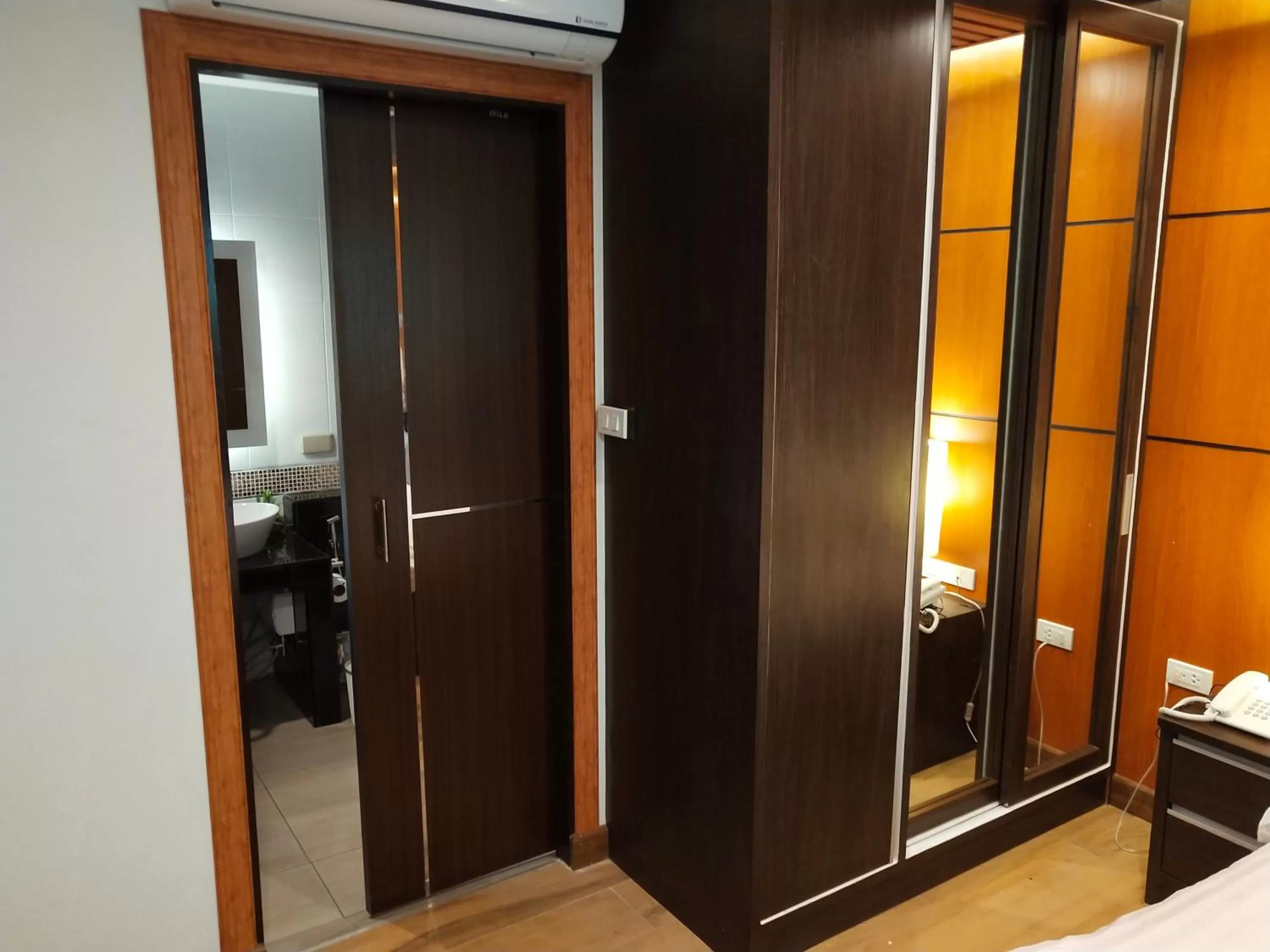 wardrobe, Bed in Hotel De Wualai