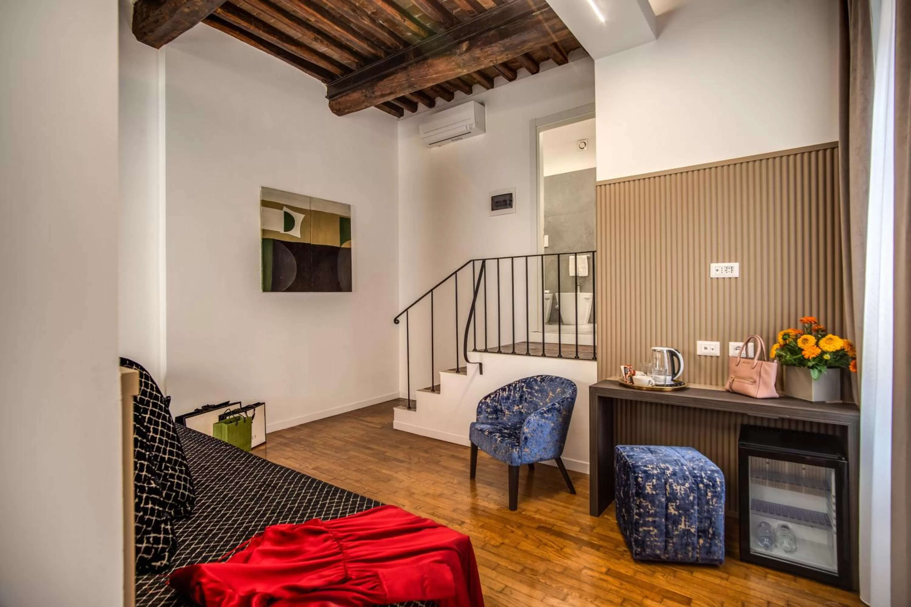 Seating area in Little Queen Suite