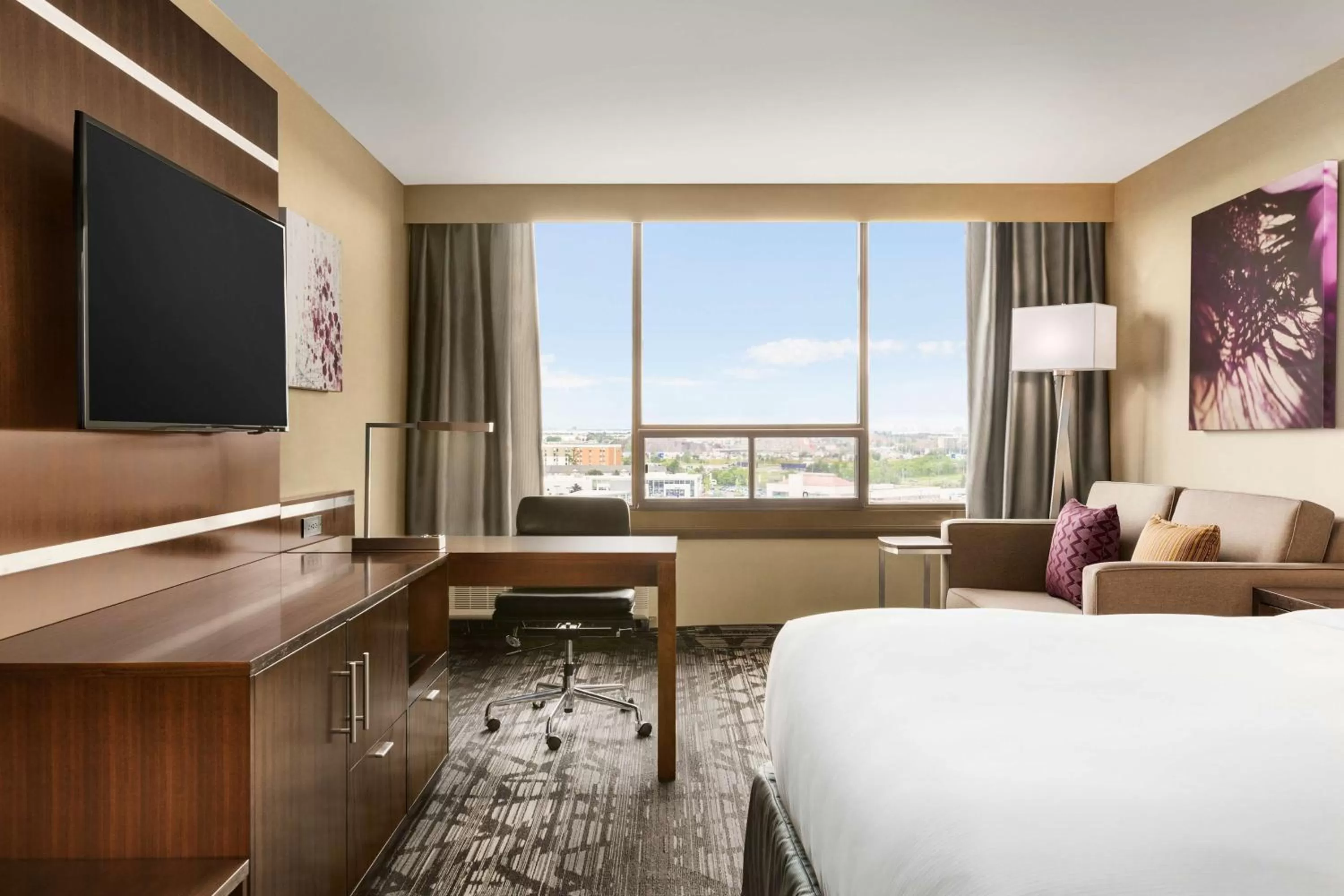 Bedroom, Bed in DoubleTree by Hilton Hotel Toronto Airport West