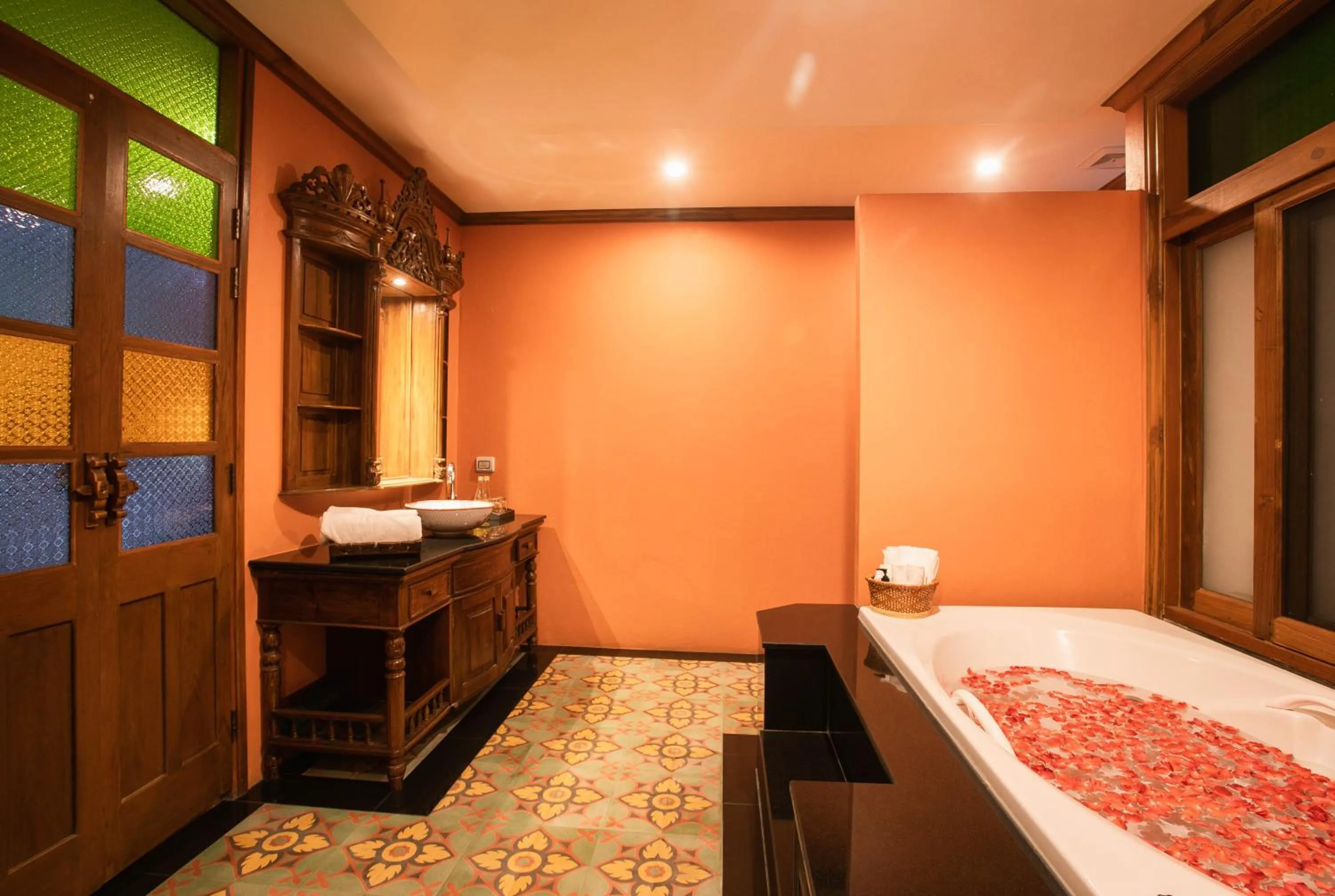 Bath, Bed in Pingviman Hotel