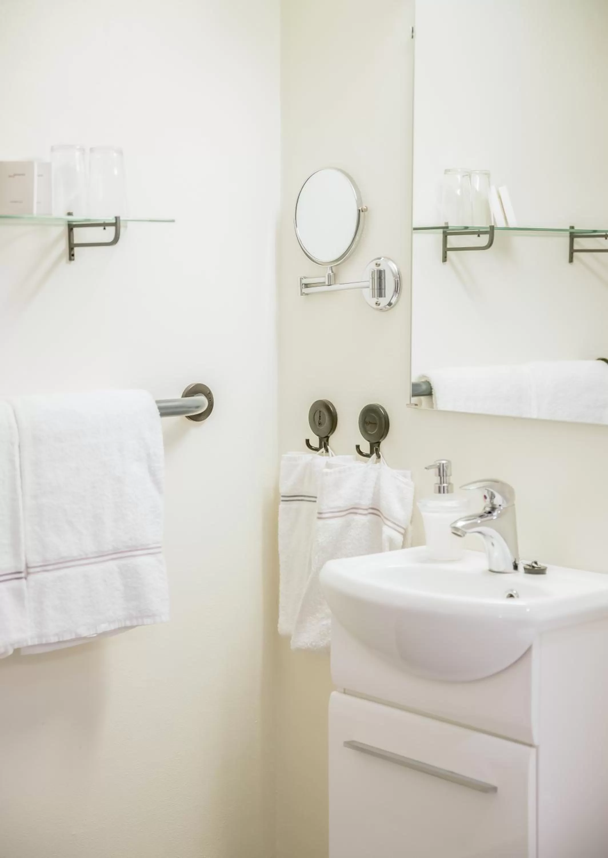 Bathroom in Gloppen Hotell - by Classic Norway Hotels