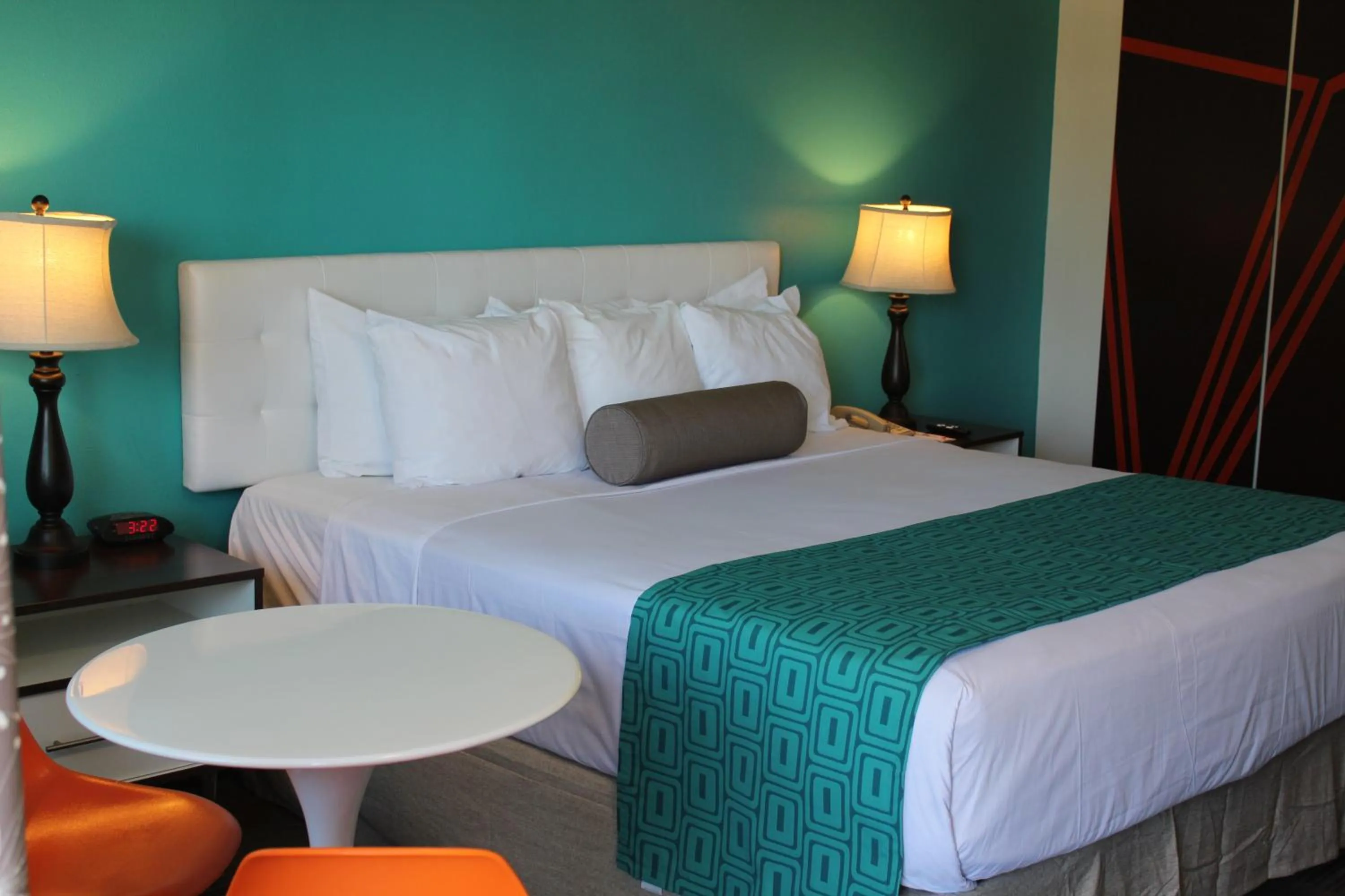 Property building, Bed in Howard Johnson by Wyndham San Diego Hotel Circle