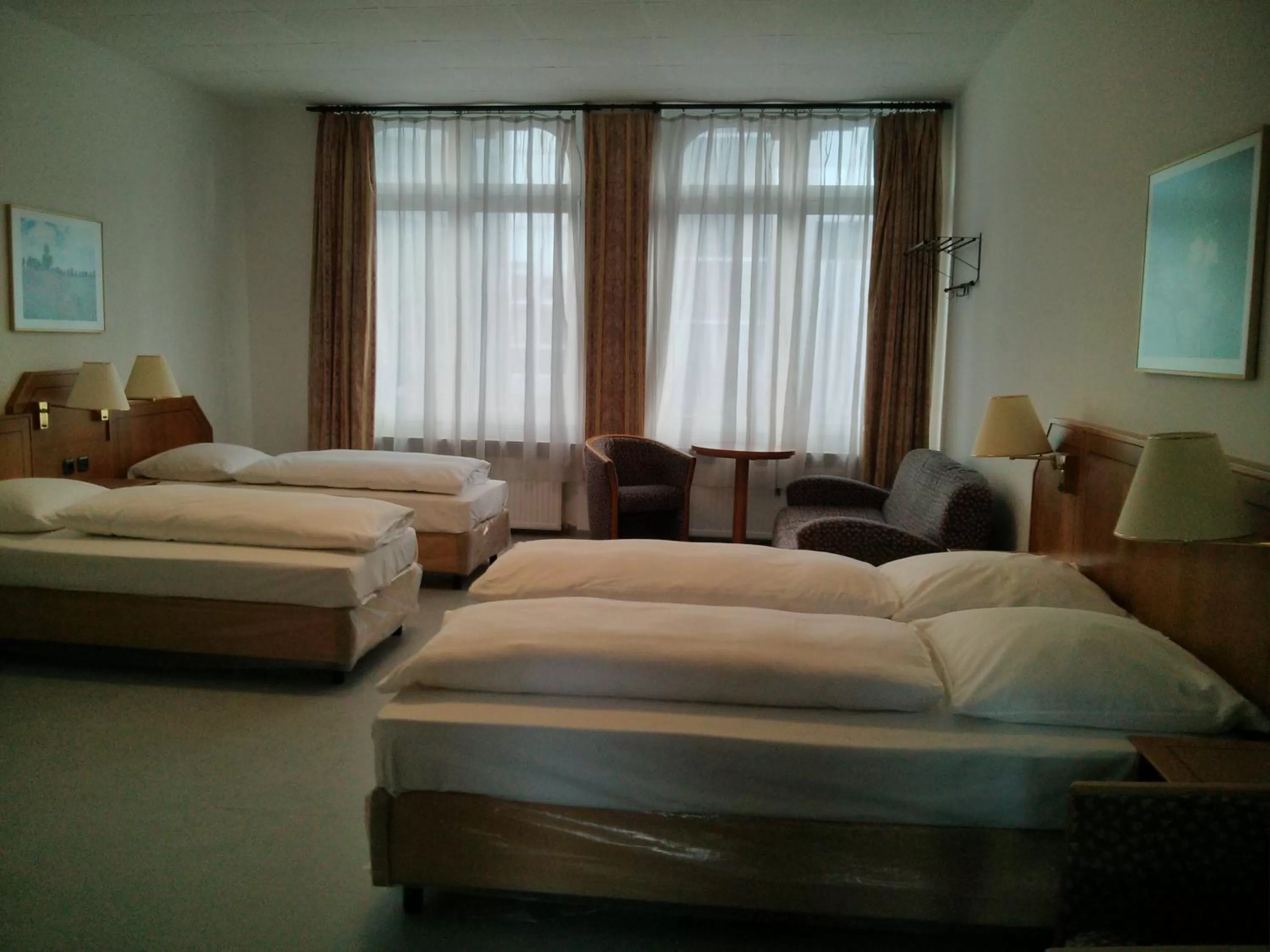 Photo of the whole room, Bed in Willy Hotel Frankfurt