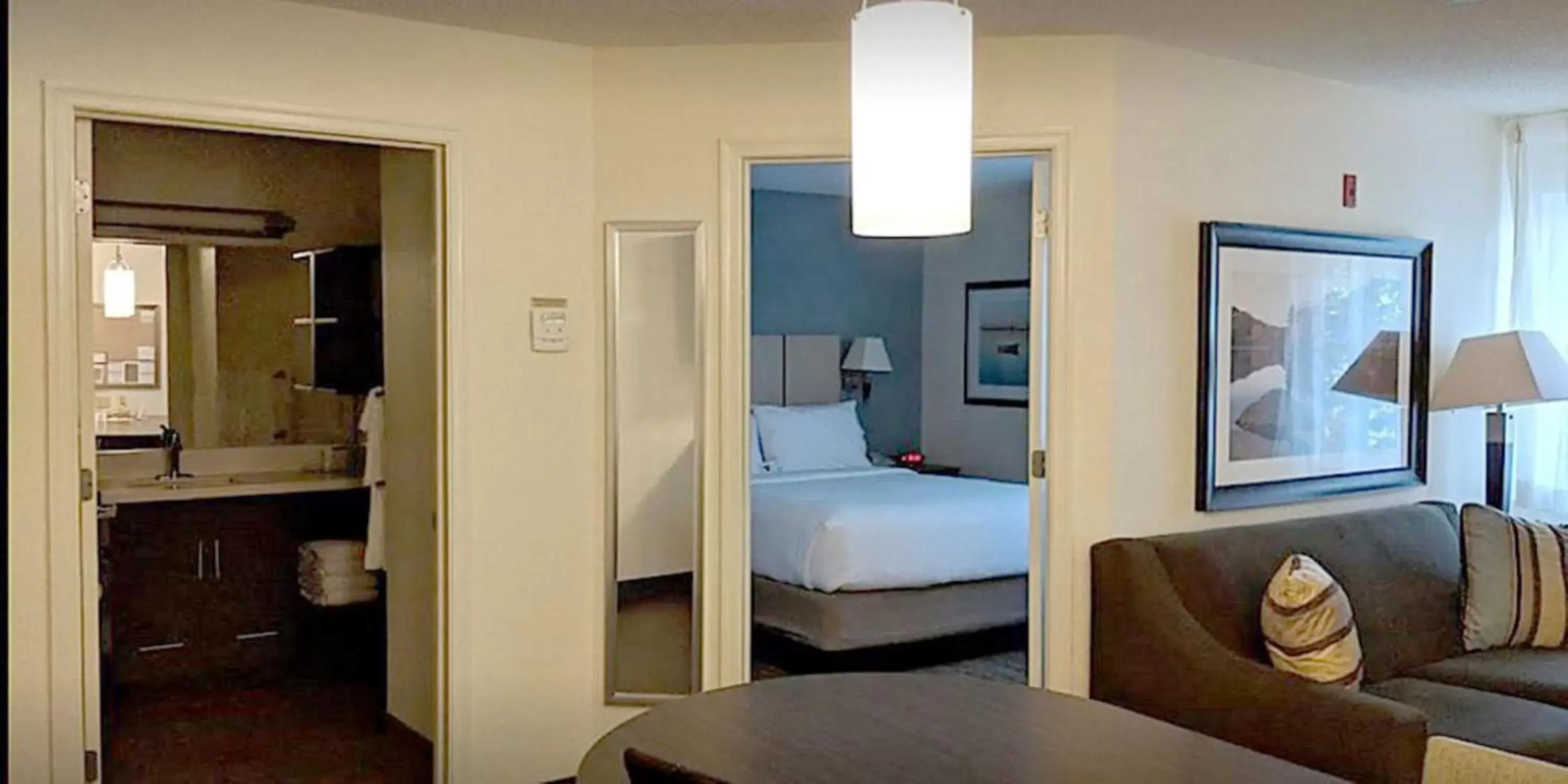 One-Bedroom Queen Suite in Sonesta Simply Suites Somerset One-Bedroom Queen Suite in Sonesta Simply Suites Somerset