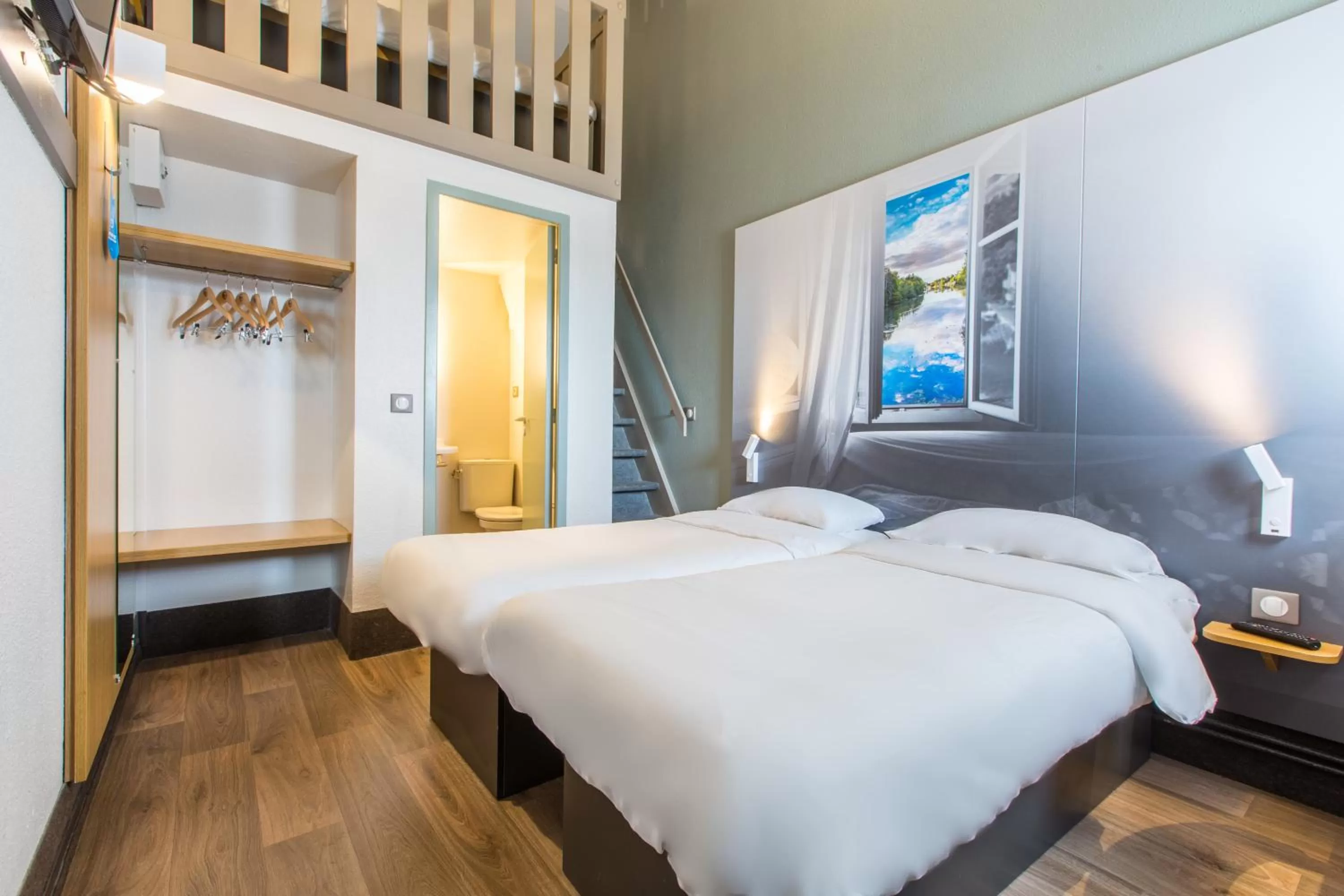 Classic Quadruple Room in B&B HOTEL Orléans