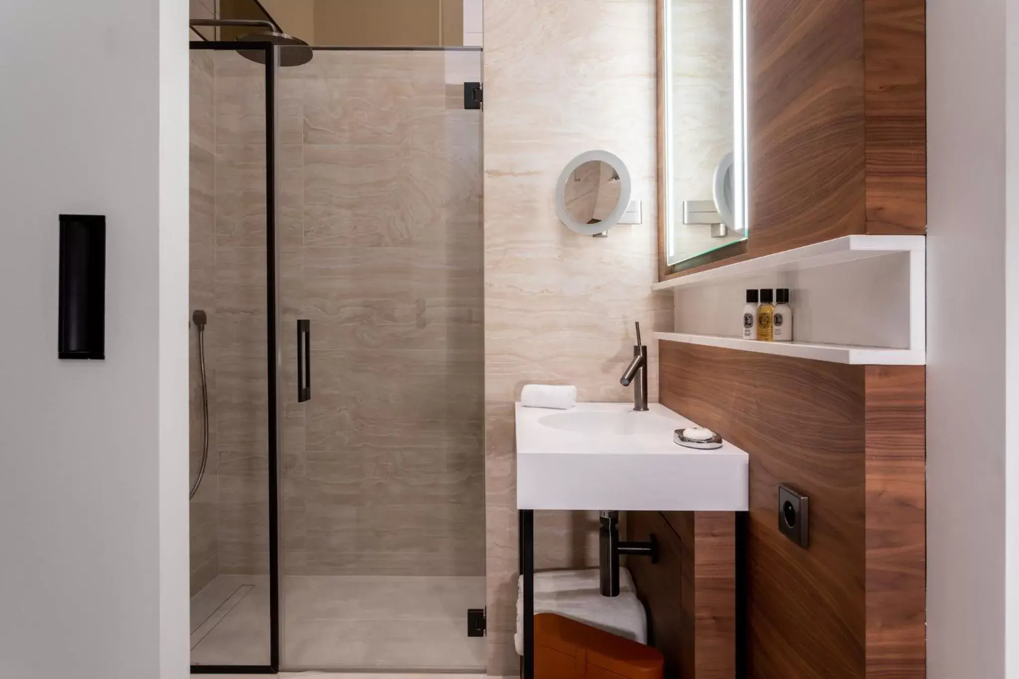 Premium King Room with Balcony and City View in InterContinental Paris Champs Elysées Etoile by IHG Premium King Room with Balcony and City View in InterContinental Paris Champs Elysées Etoile by IHG