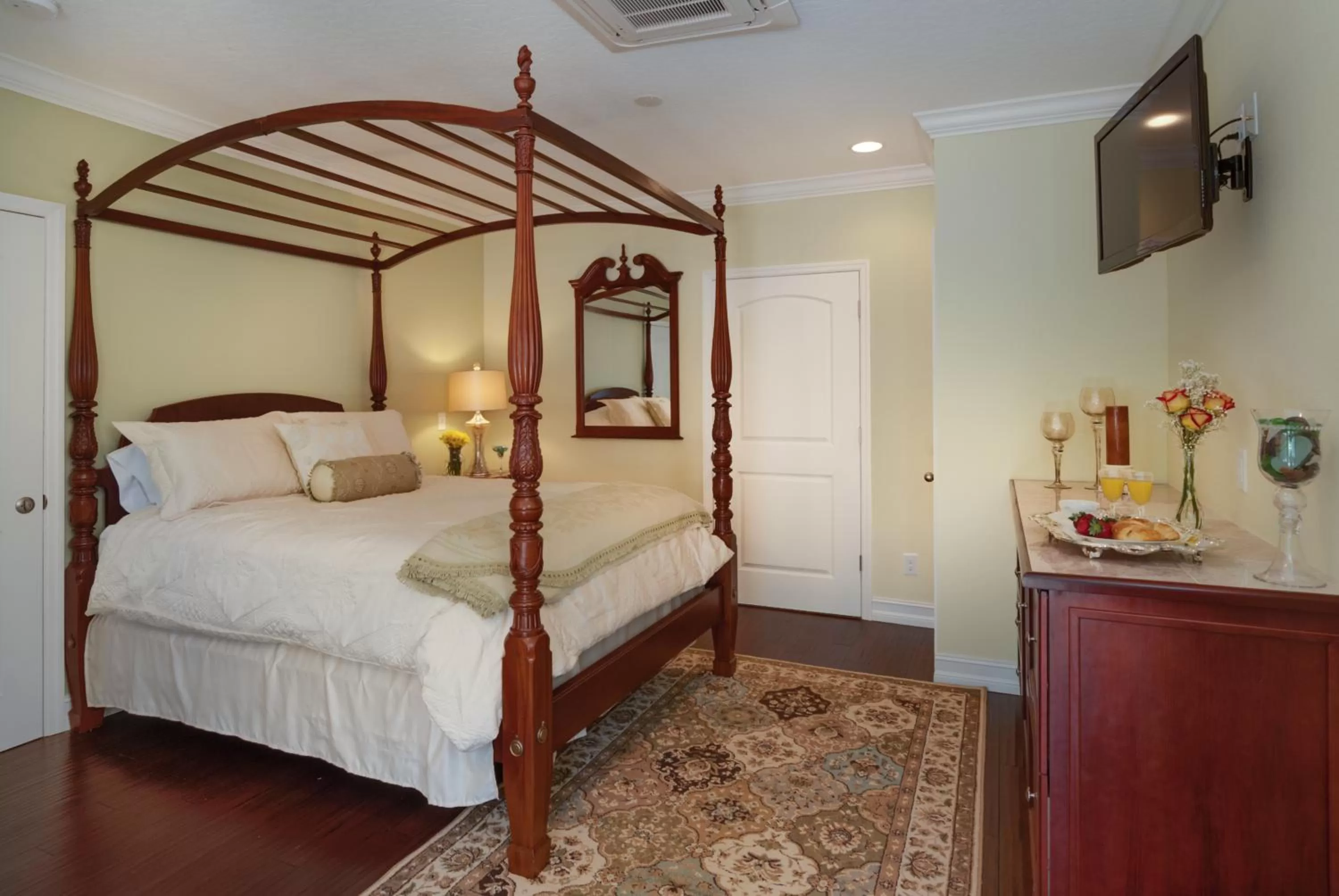 Deluxe Queen Room with Shower in SeaGlass Inn Bed and Breakfast