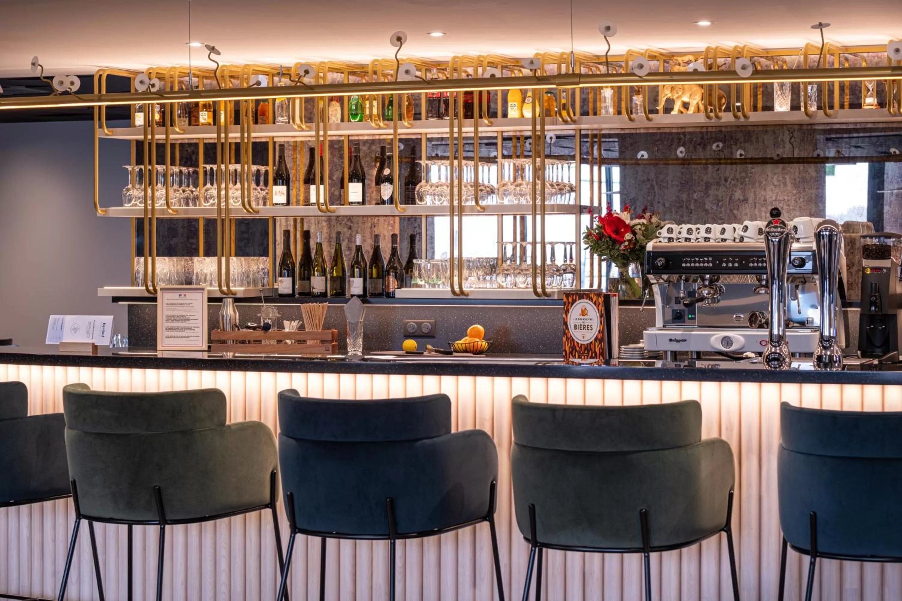 Lounge or bar in Kyriad Tours Sud - Ballan Mire