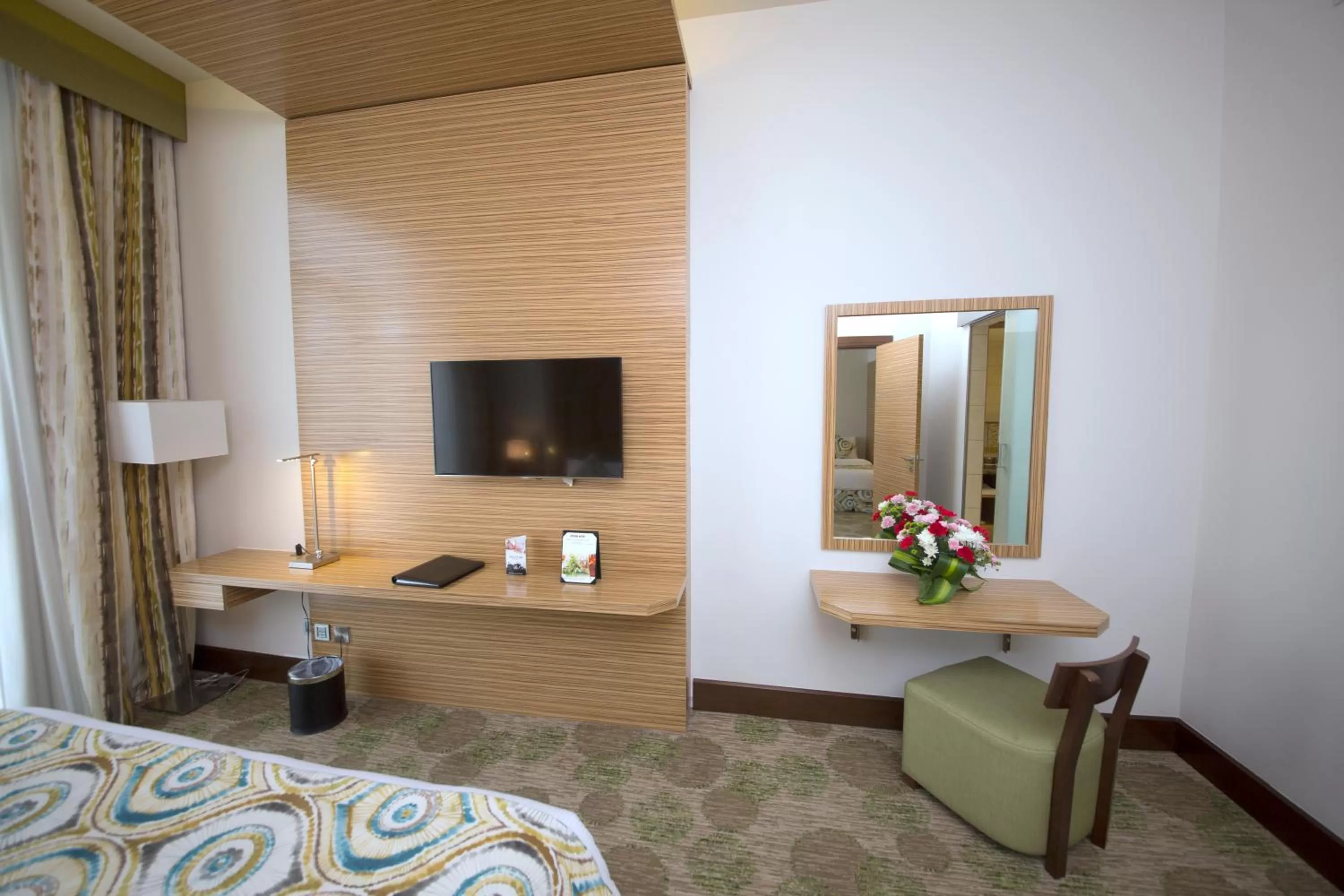 Living room, Bed in Best Western Plus Pearl Creek