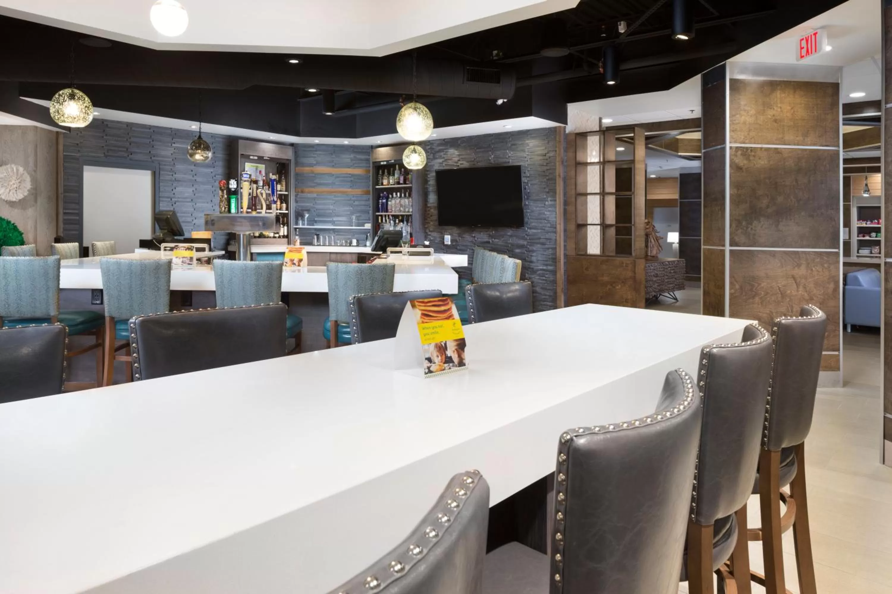 Lounge or bar in Holiday Inn Johnson City by IHG