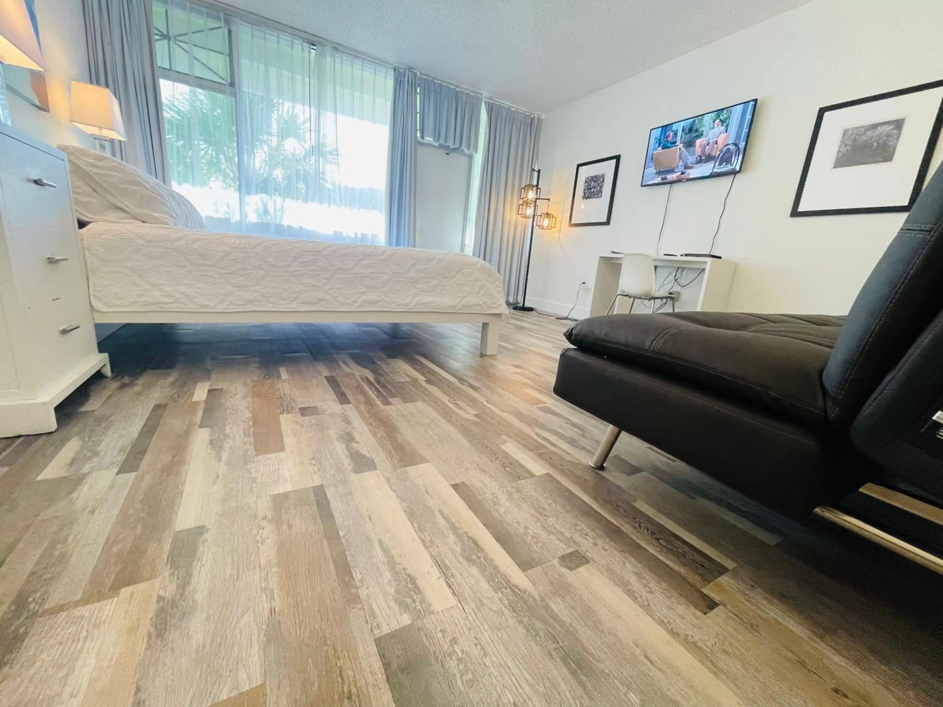 Bed in TAMPA BAY, BEACH step away, WIFI, FREE PARKING,POOLS, JACUZZI