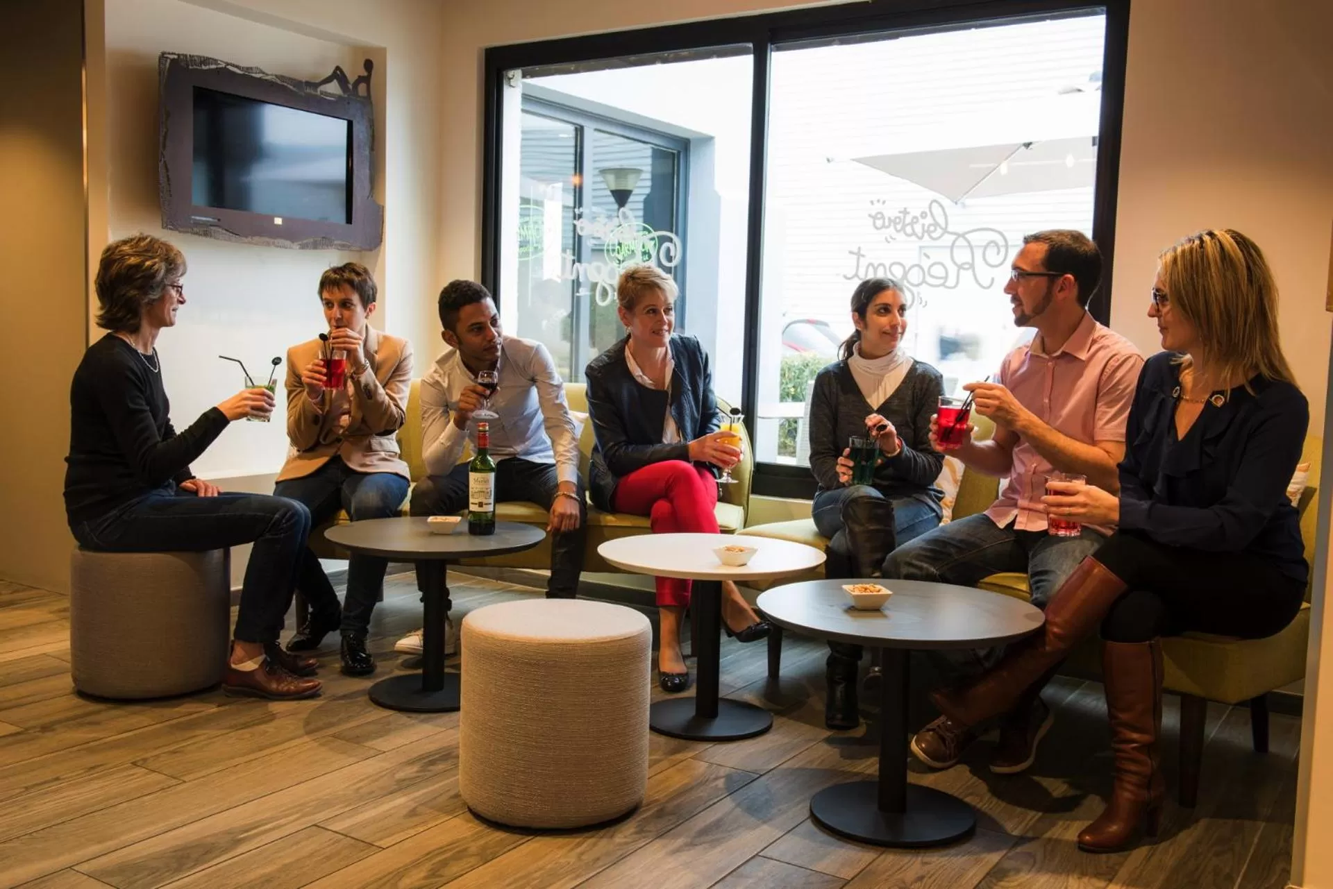 Lounge or bar in ibis Tours Nord