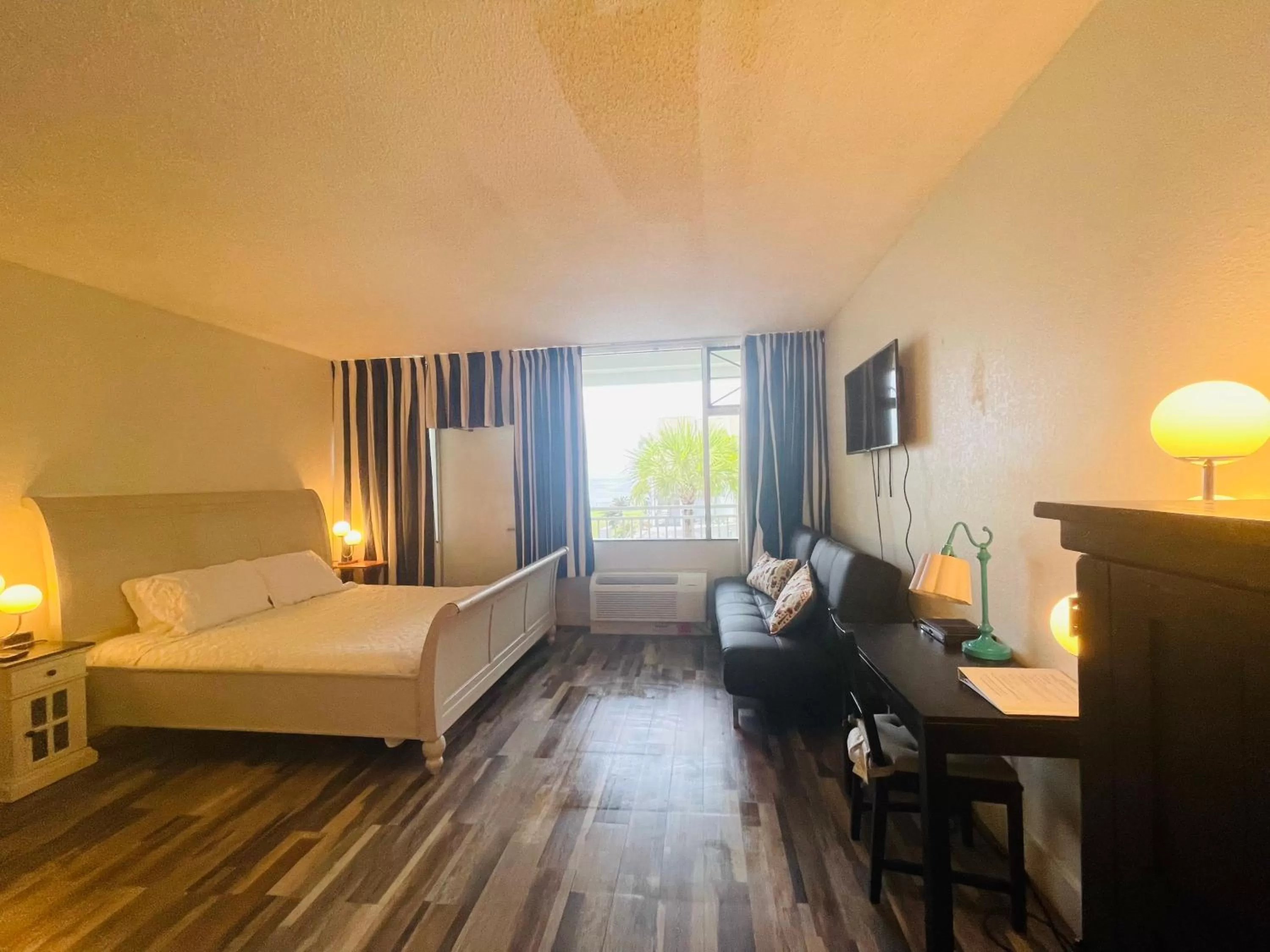 Bed in TAMPA BAY, BEACH step away, WIFI, FREE PARKING,POOLS, JACUZZI