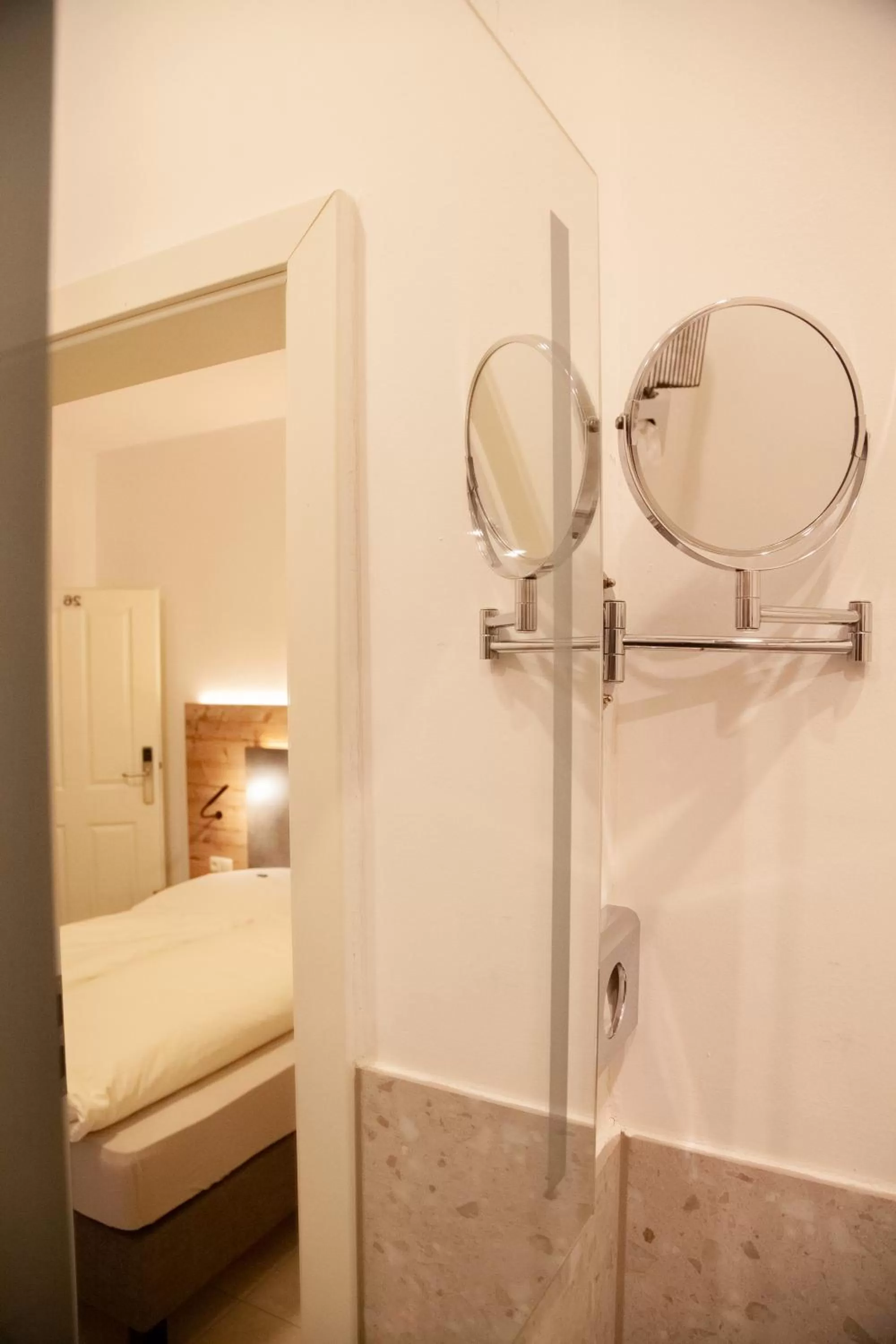 Bathroom, Bed in Hotel Mintarder Wasserbahnhof