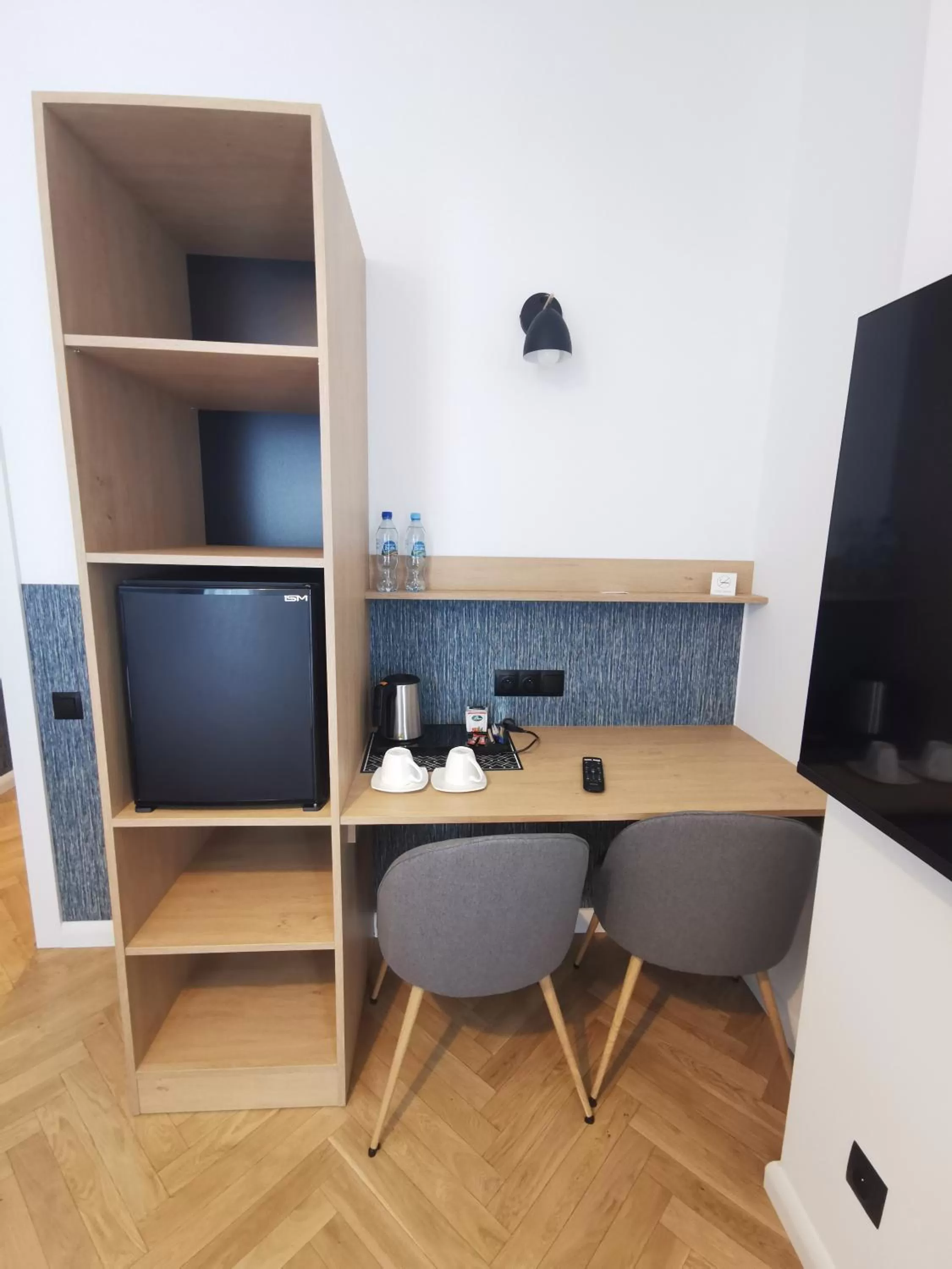 hair dresser, TV/Entertainment Center in Grand Tulipan