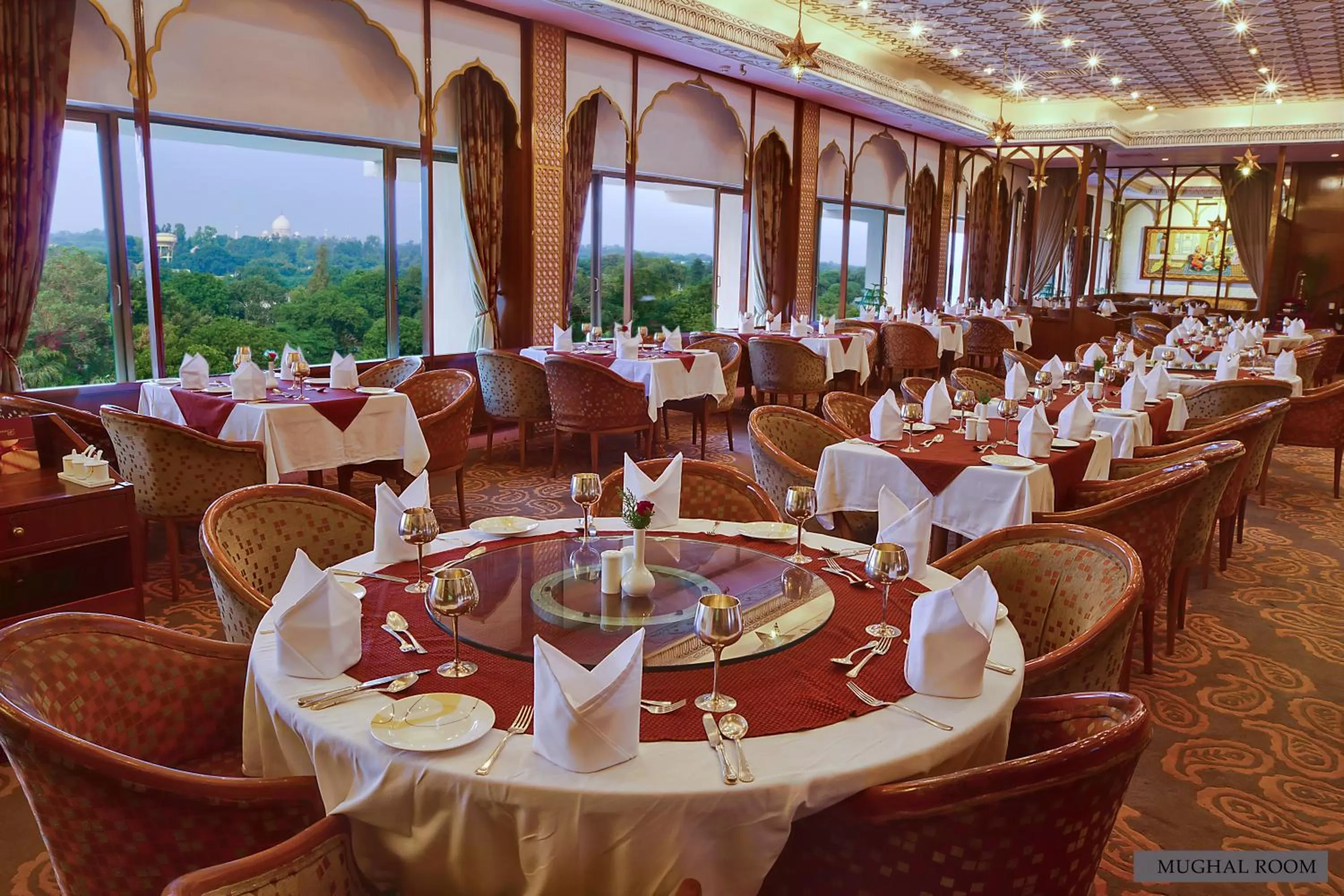 Restaurant/places to eat in Hotel Clarks Shiraz