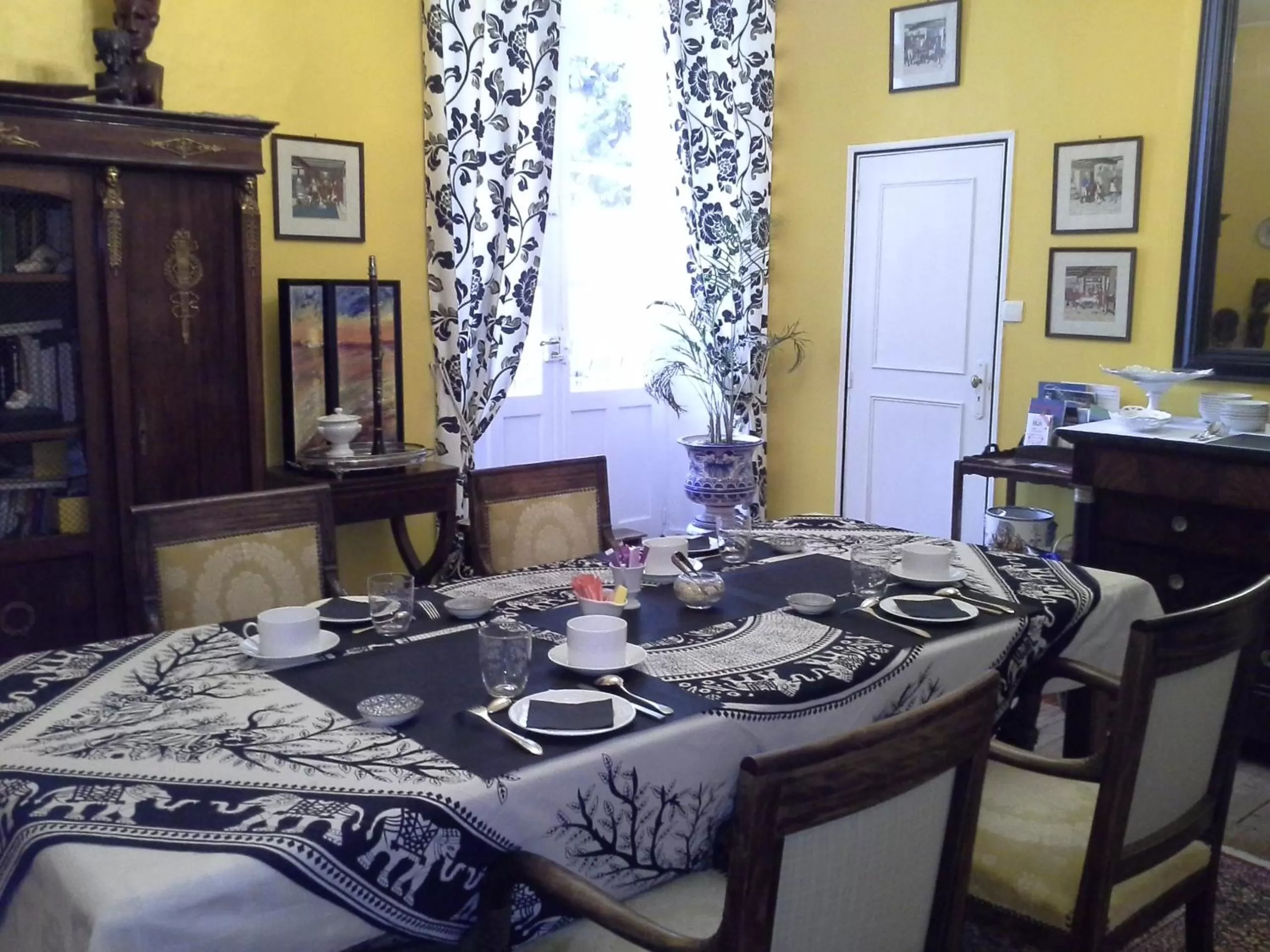 Lounge or bar in Le Logis De Ruelle