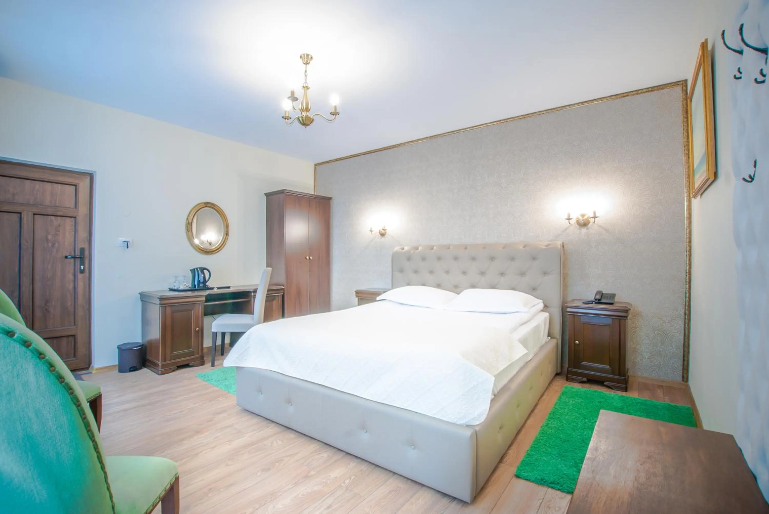 Photo of the whole room, Bed in Safrano Palace