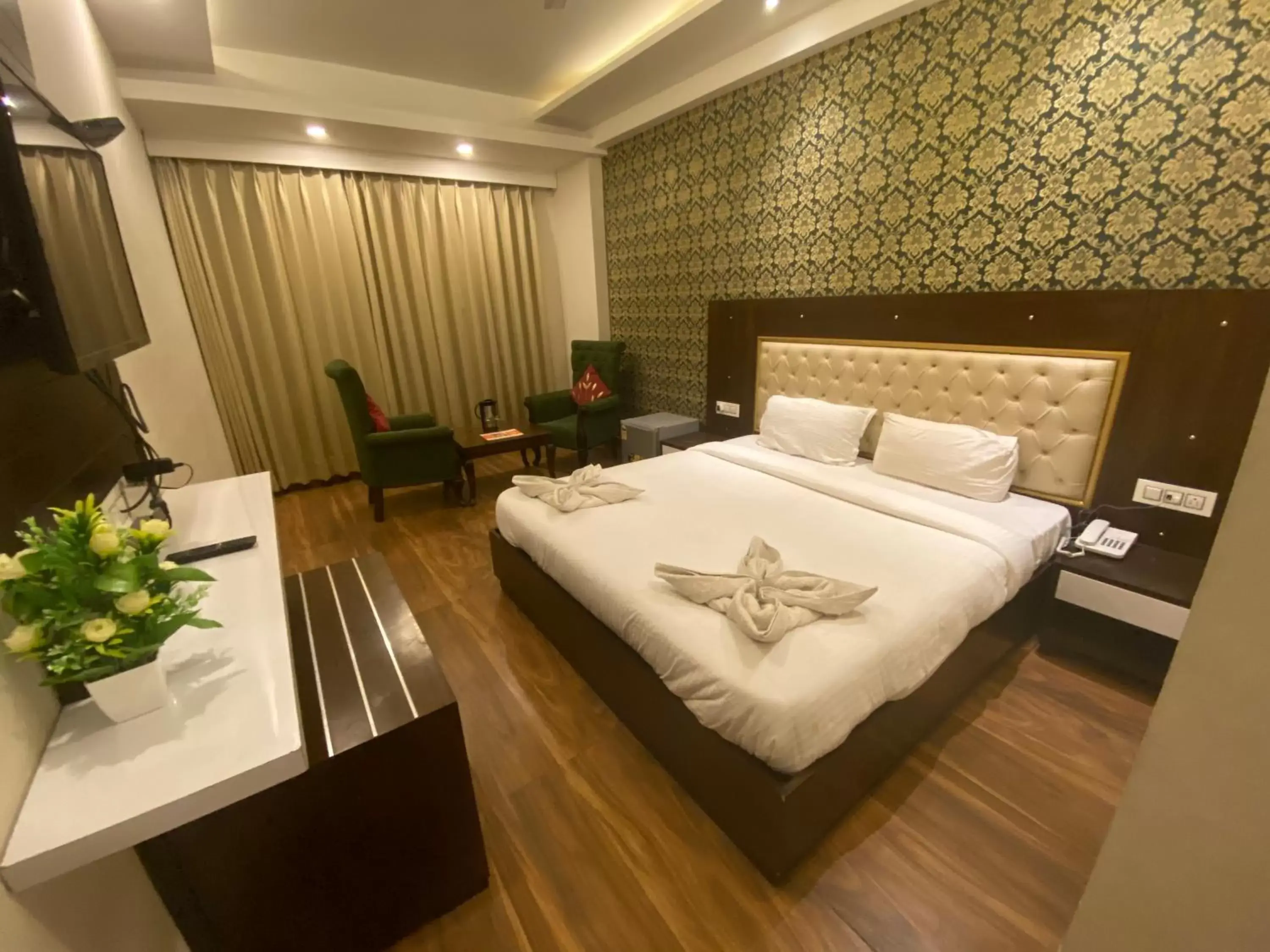 King Room with Balcony in Hotel Ambika Resort Manali King Room with Balcony in Hotel Ambika Resort Manali