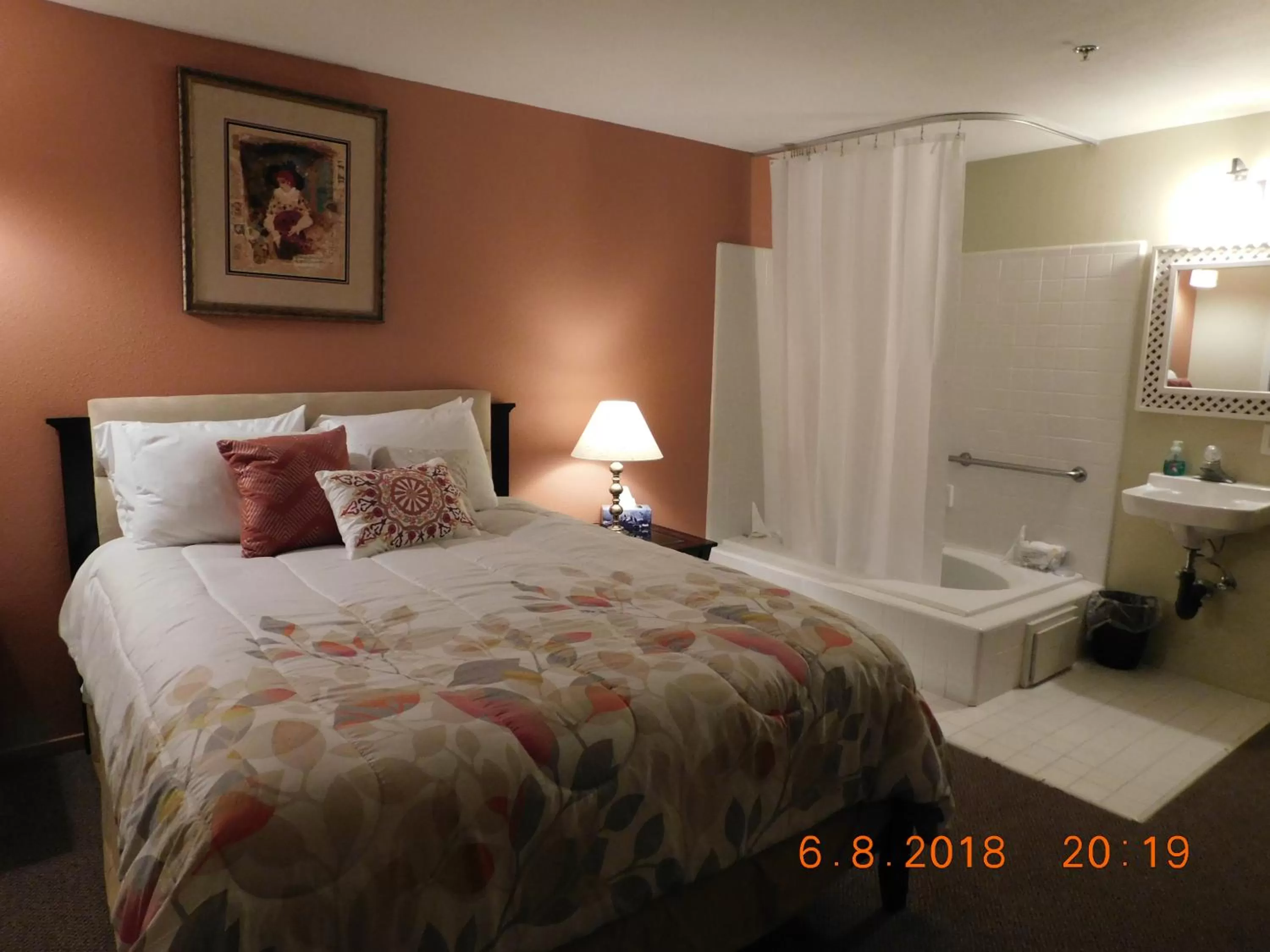 Shower, Bed in Freeport Wine Country Inn