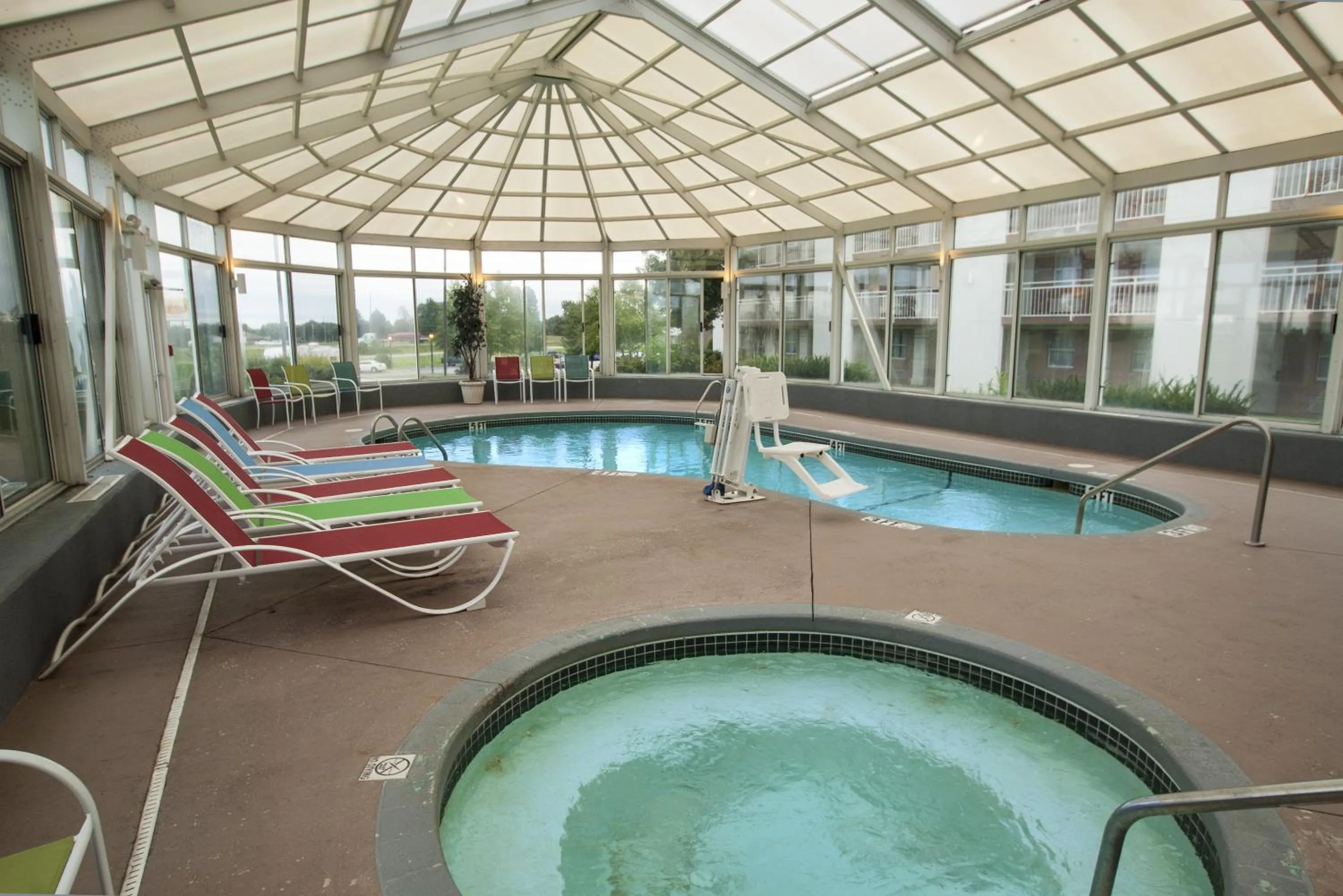 Swimming pool in Lamplighter Inn and Suites - North