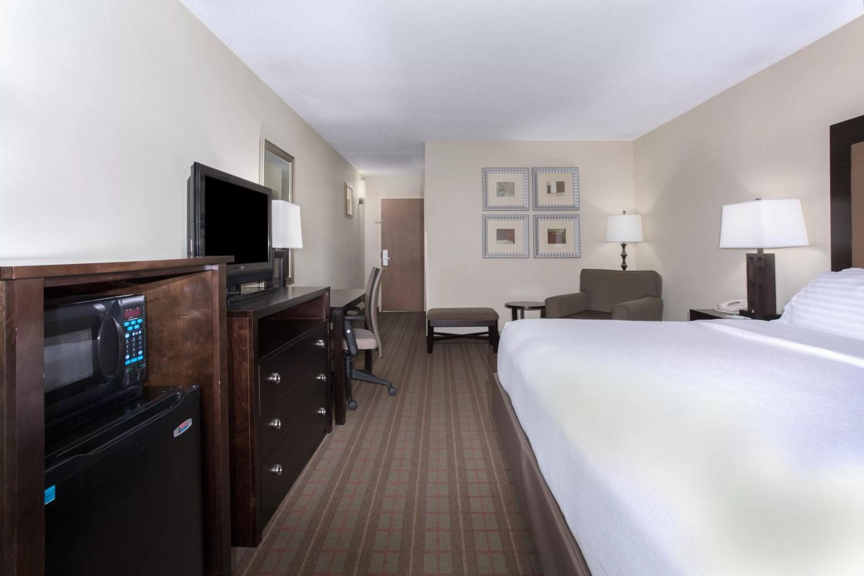 Photo of the whole room, Bed in Holiday Inn Riverton-Convention Center by IHG