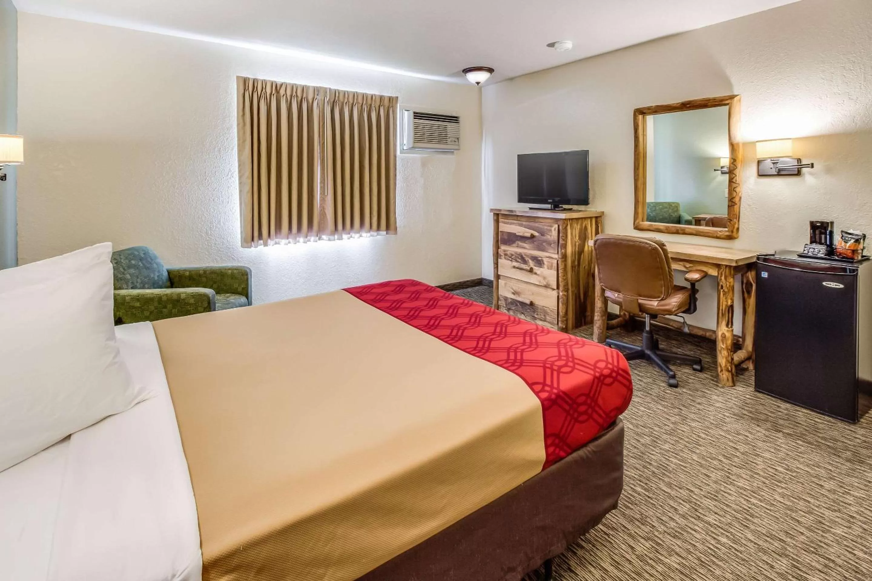 Photo of the whole room, Bed in Econo Lodge, Downtown Custer Near Custer State Park and Mt Rushmore