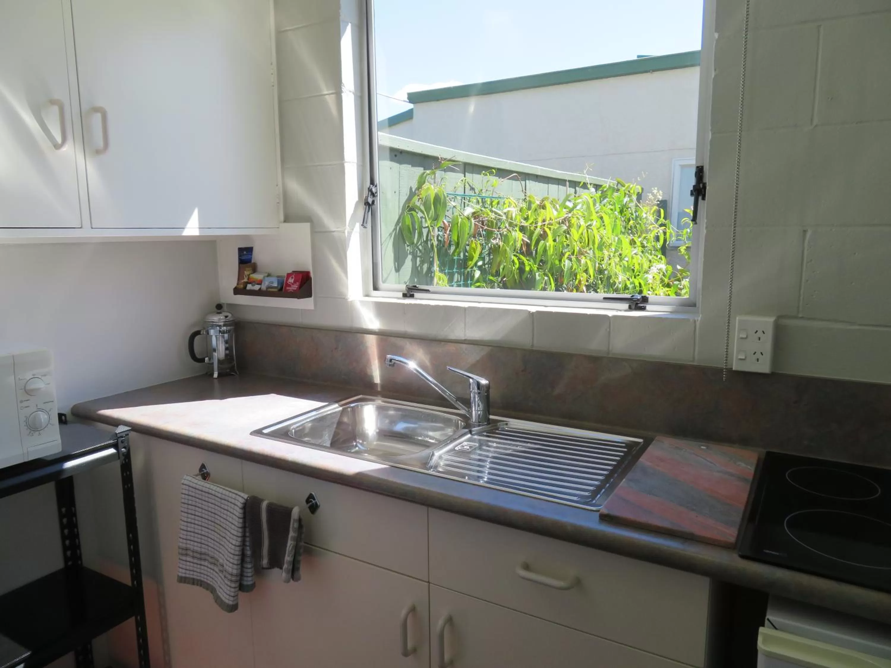 Kitchen or kitchenette in Commodore Court Motel