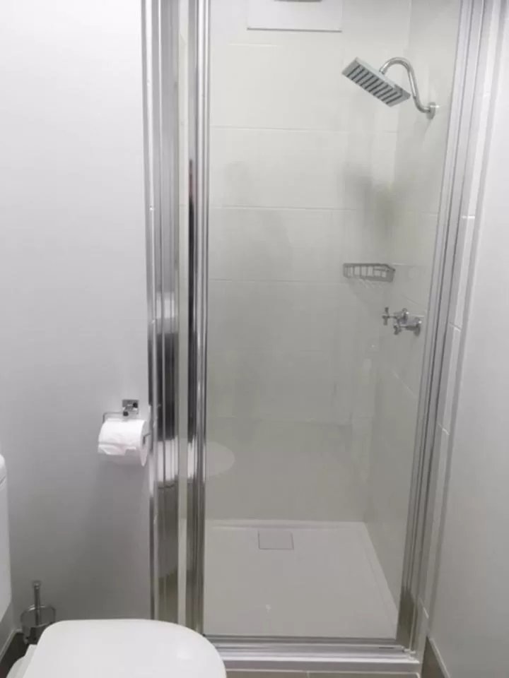 Shower in Somerset Hotel