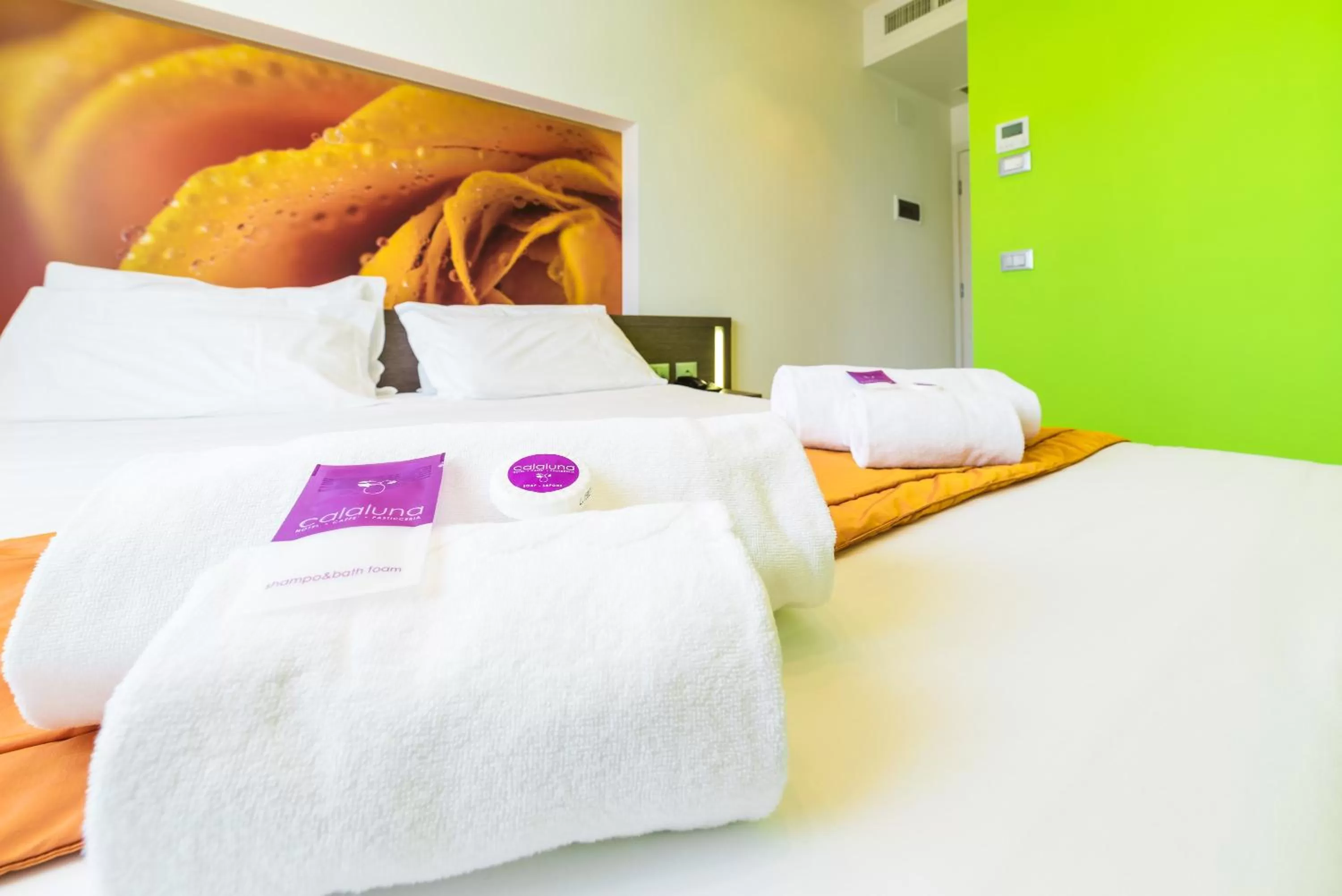 Photo of the whole room, Bed in Hotel Calaluna