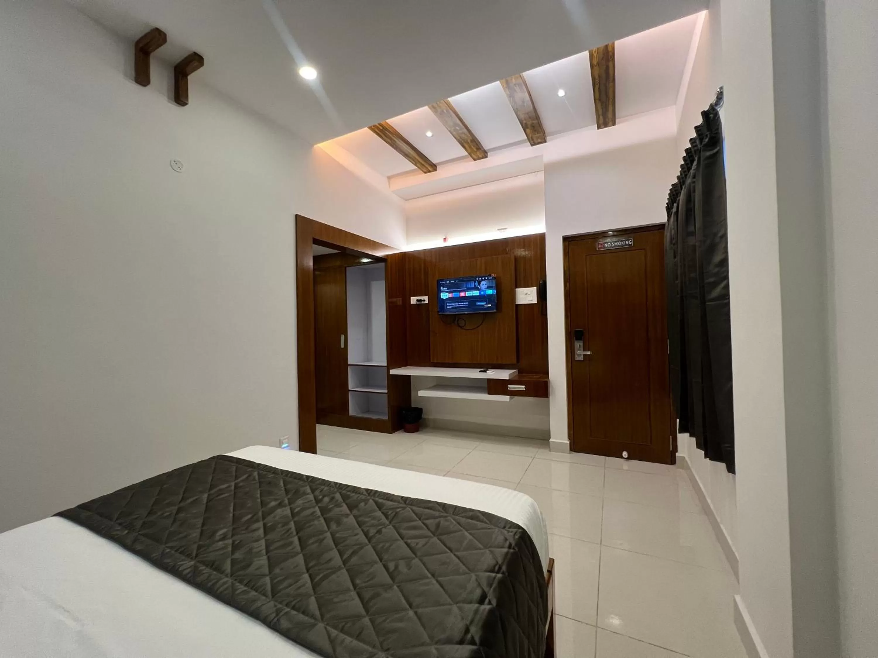 TV and multimedia, TV/Entertainment Center in Le Hotel Host