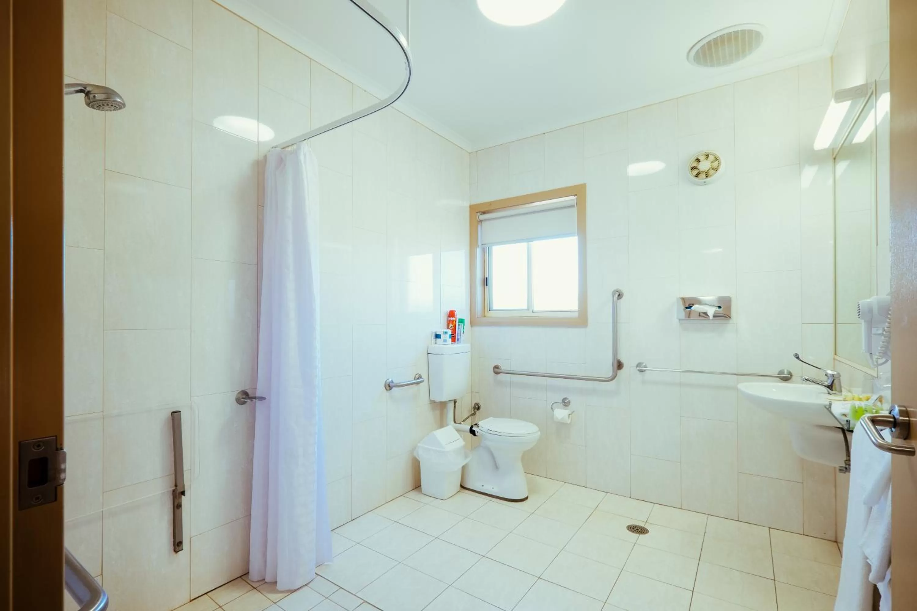 Bathroom in Club Motor Inn