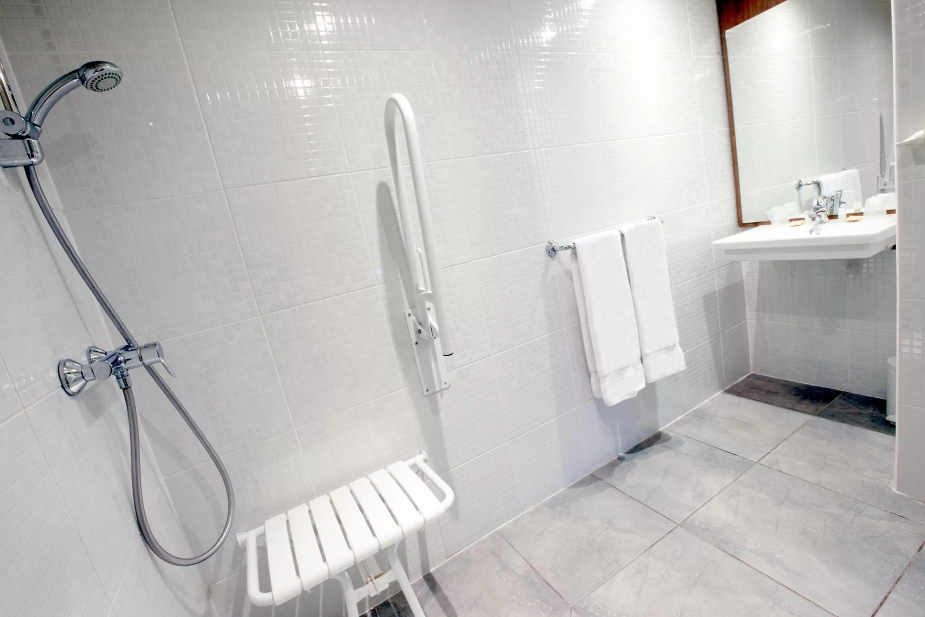 Bathroom in Campanile Lille Nord Wasquehal