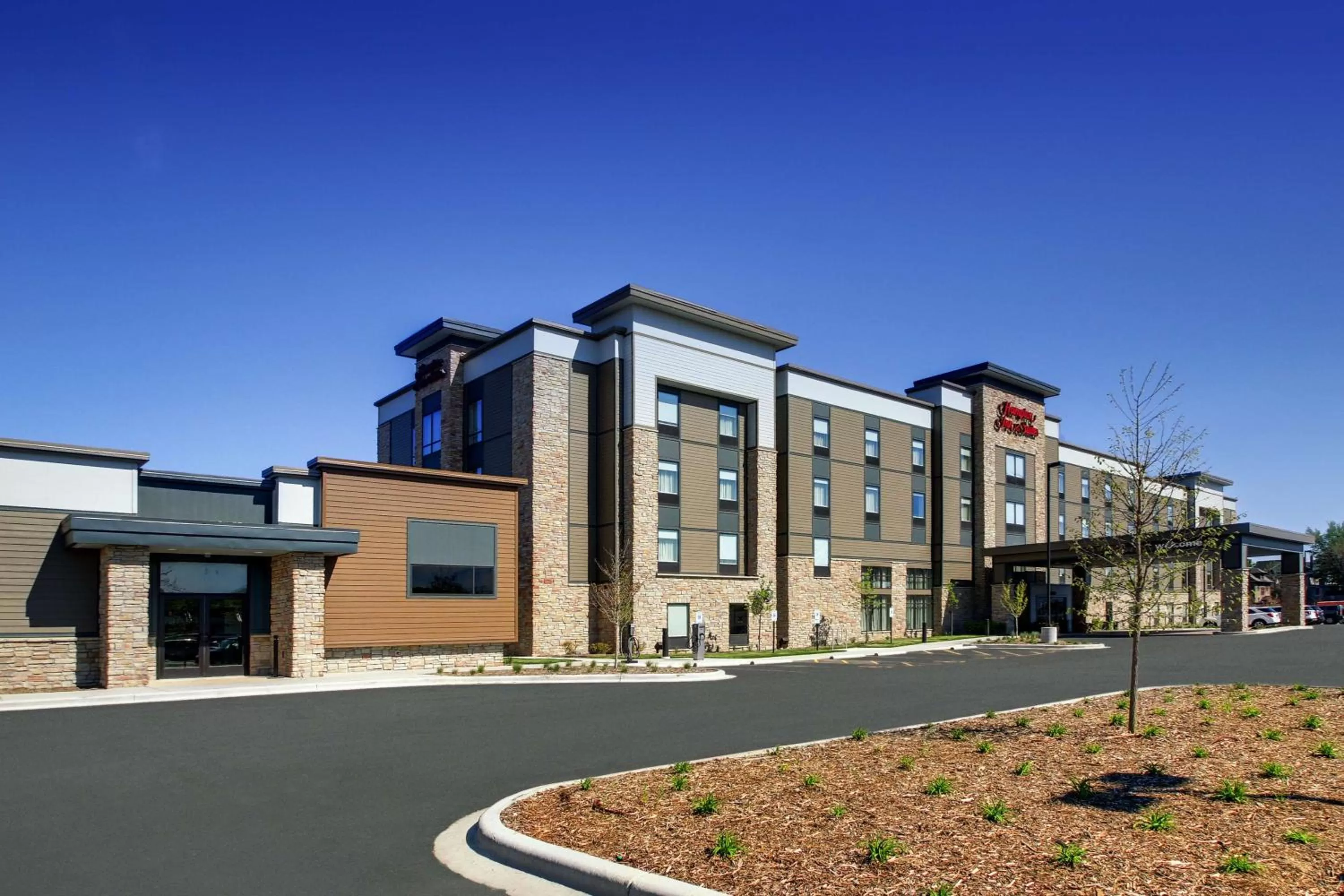 Property building in Hampton Inn & Suites Milwaukee West