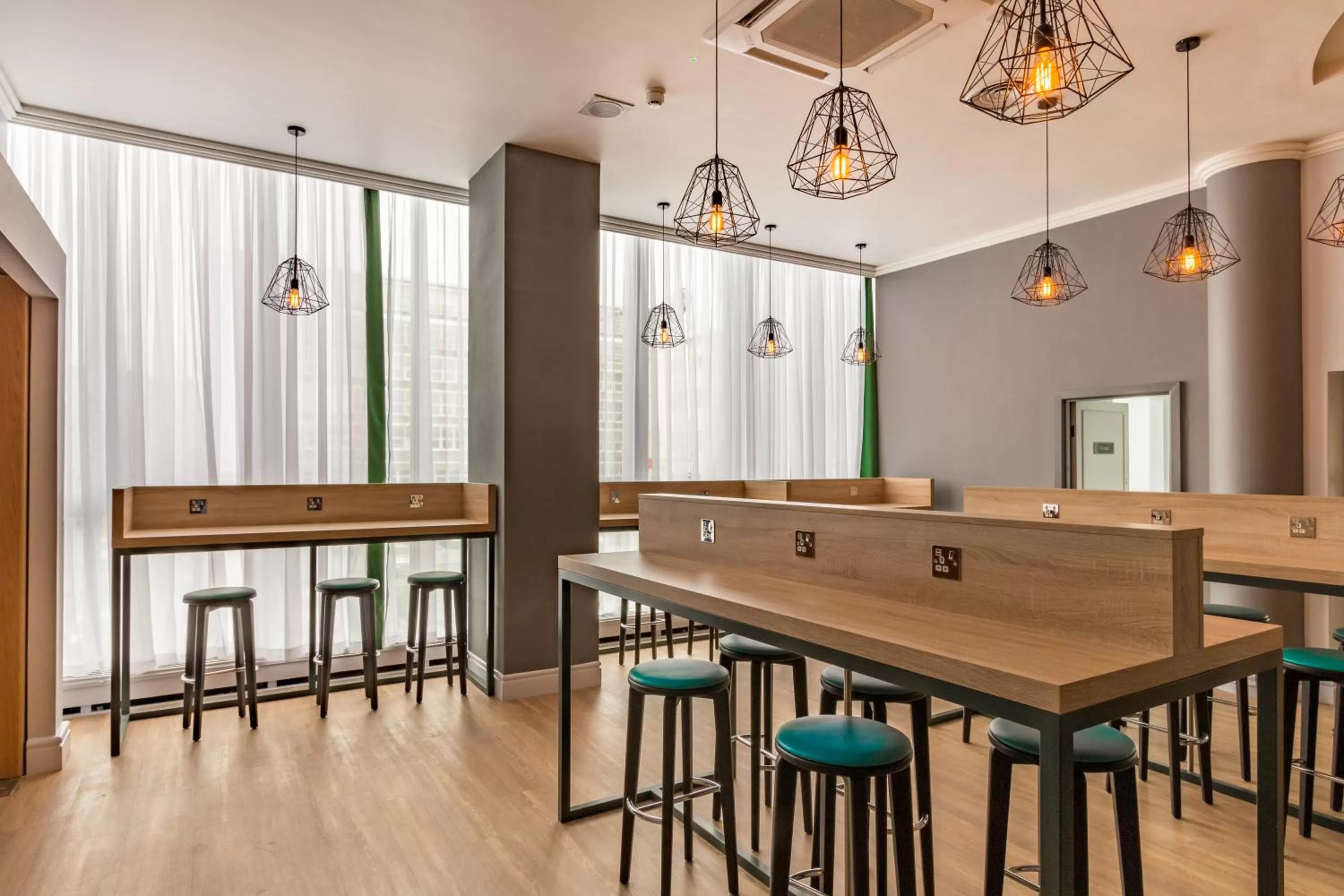 Lobby or reception in Thistle Express London Luton