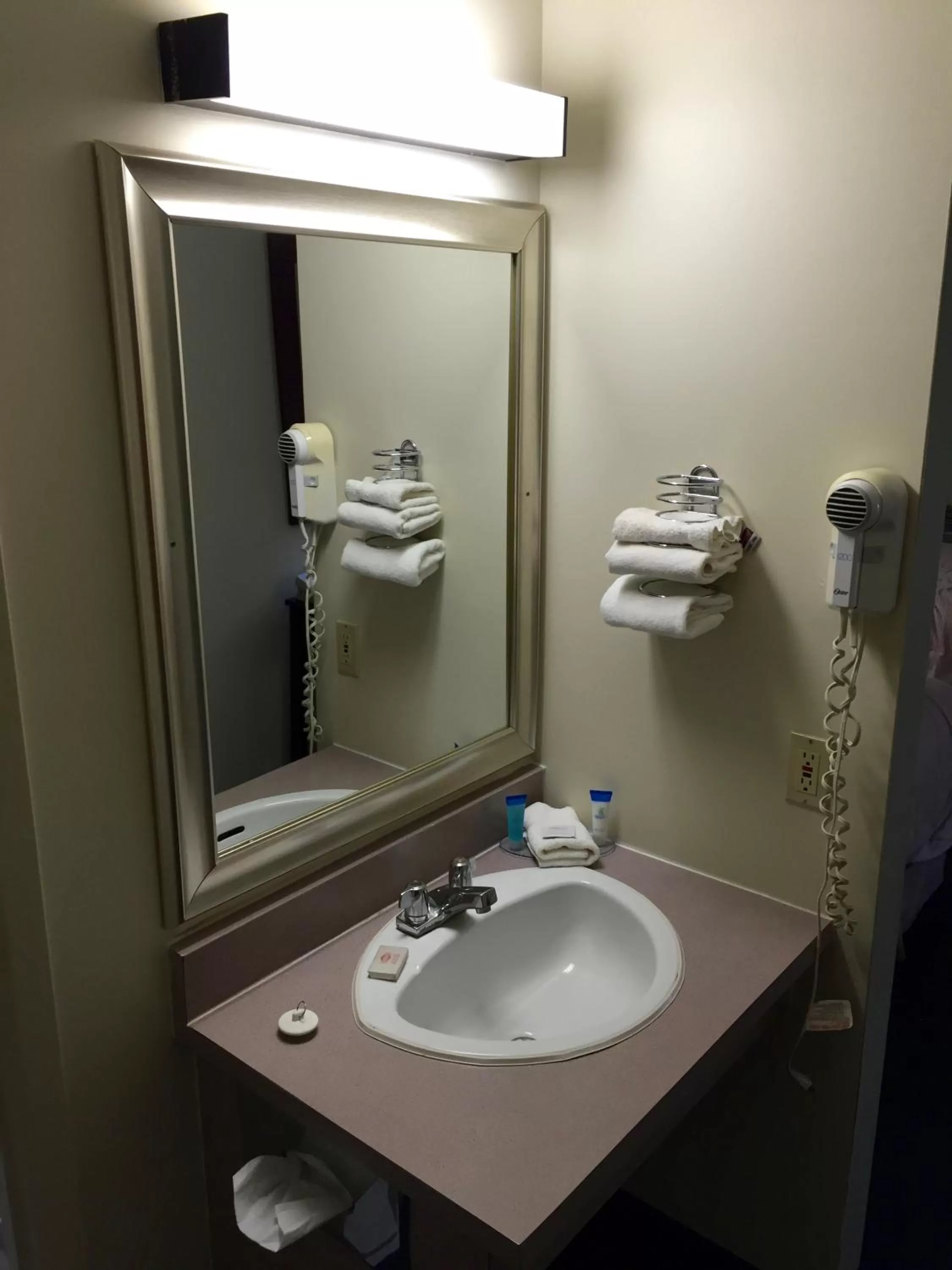 Bathroom in Colonial Inn