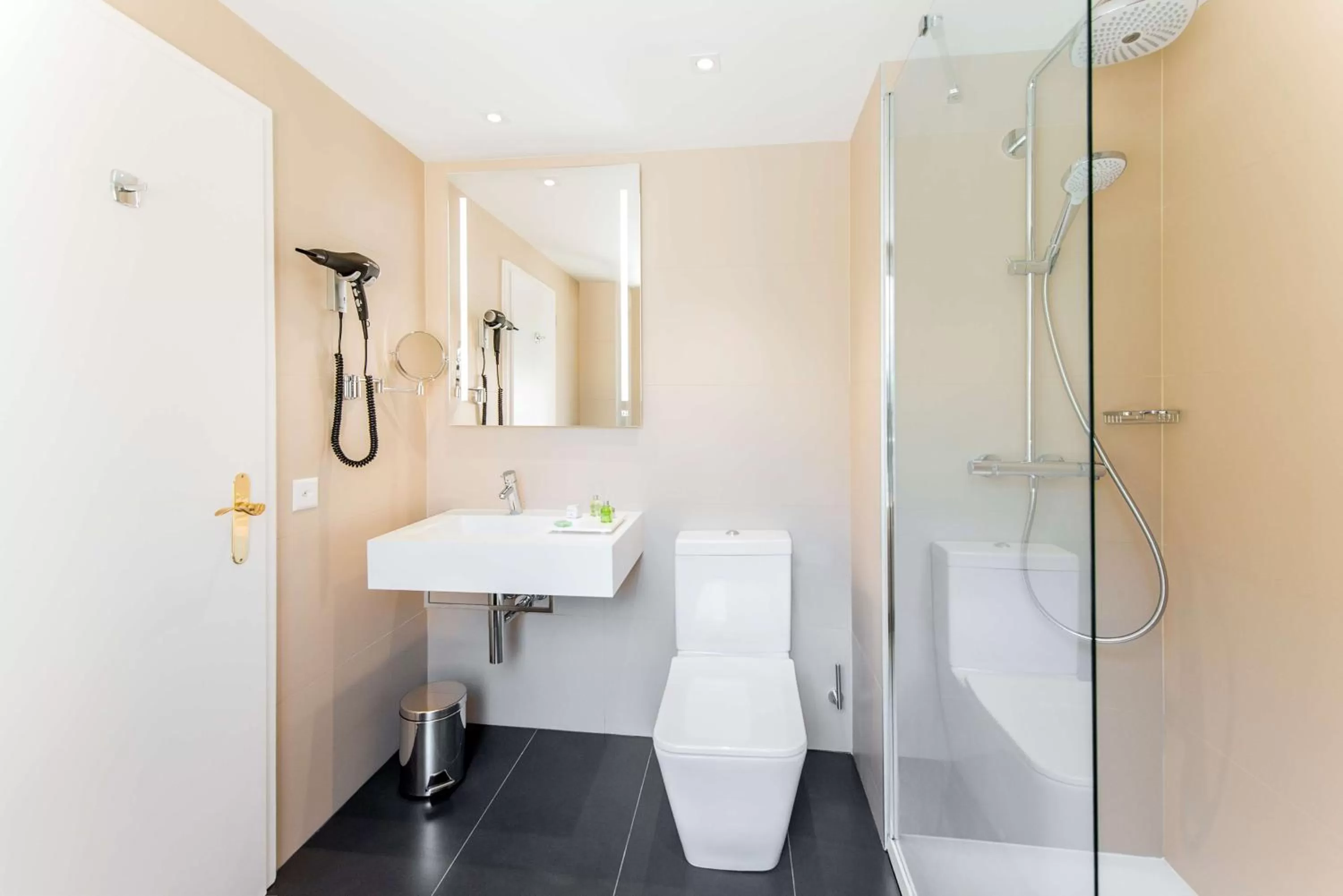 Bathroom in Geneva by Fassbind