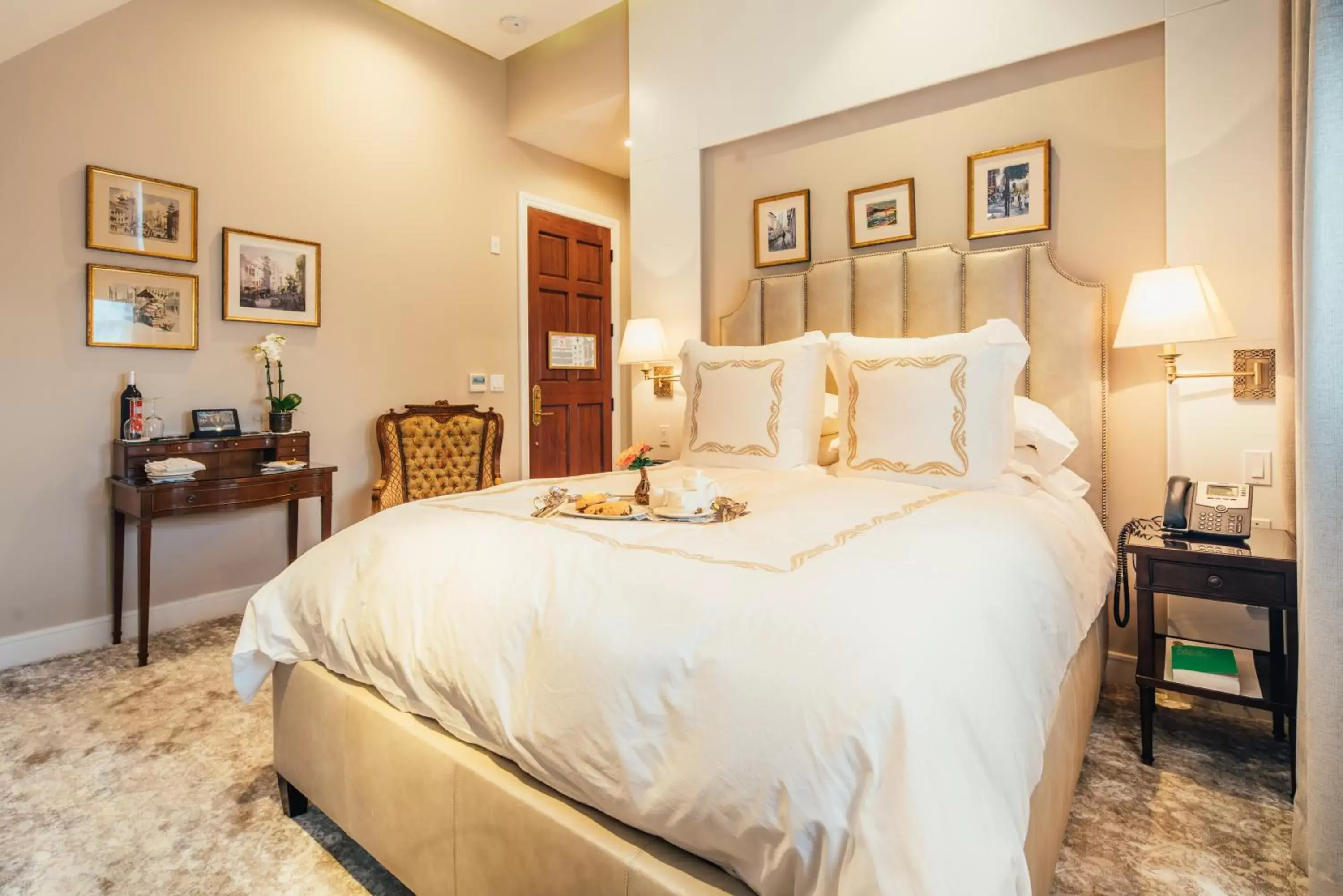 Queen Room in Neighbourgood Sutter Mansion Queen Room in Neighbourgood Sutter Mansion