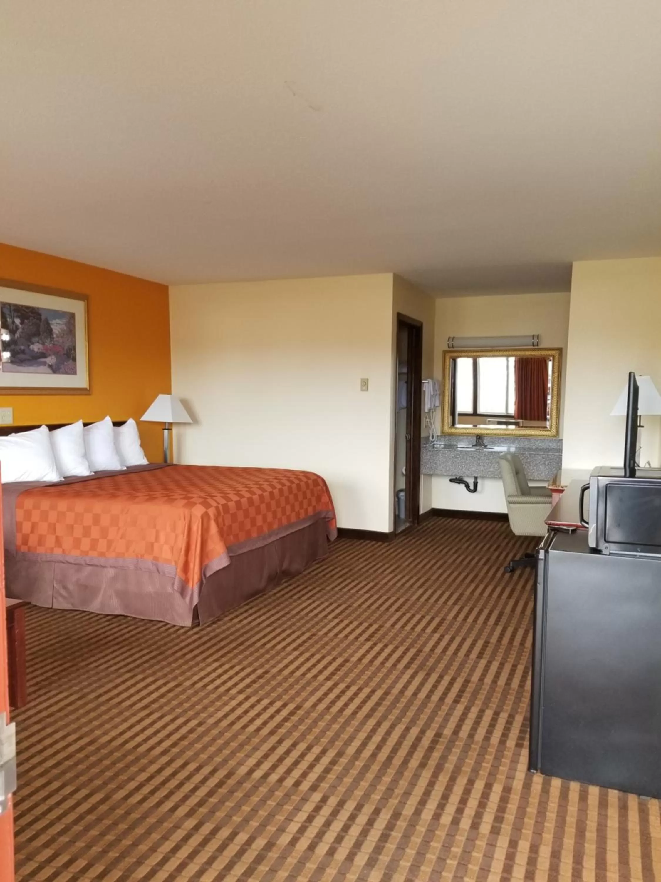 Bed in Scottish Inn & Suites - Eau Claire