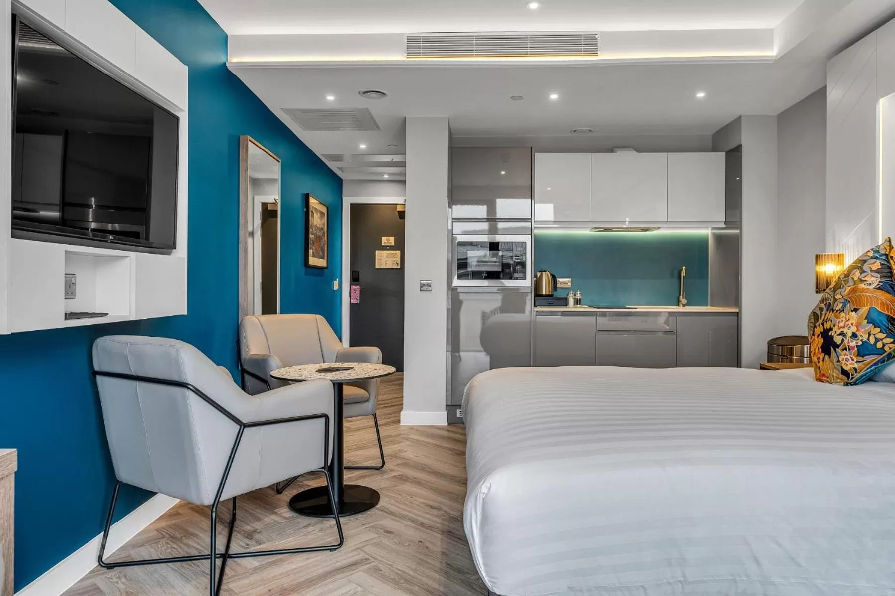 Bedroom, Bed in Roomzzz Edinburgh