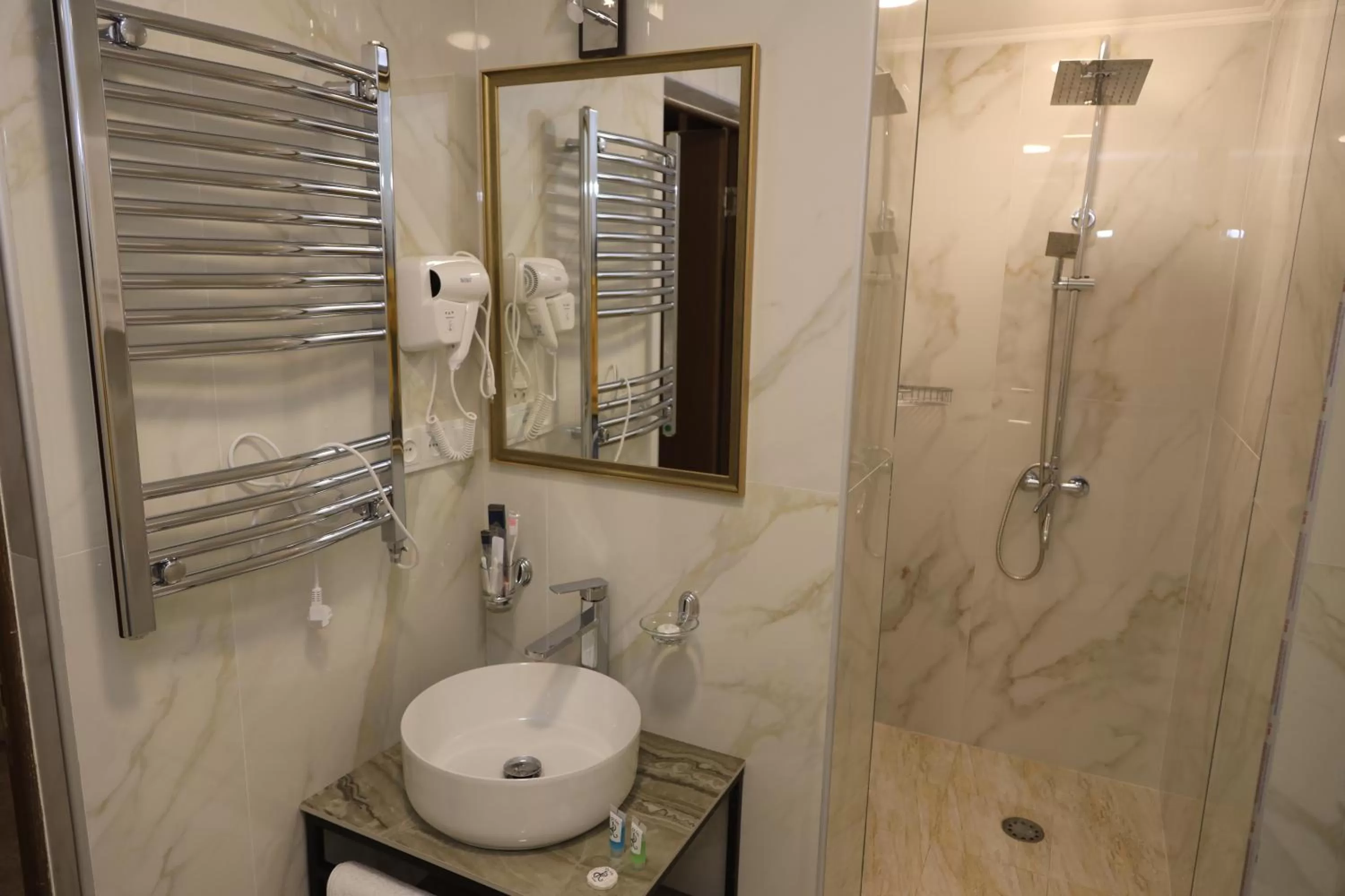 Shower, Bathroom in DeLin Hotel And Tours