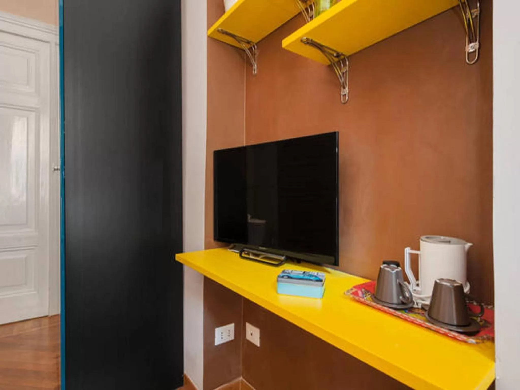 Communal lounge/ TV room in Sesto Suites Central