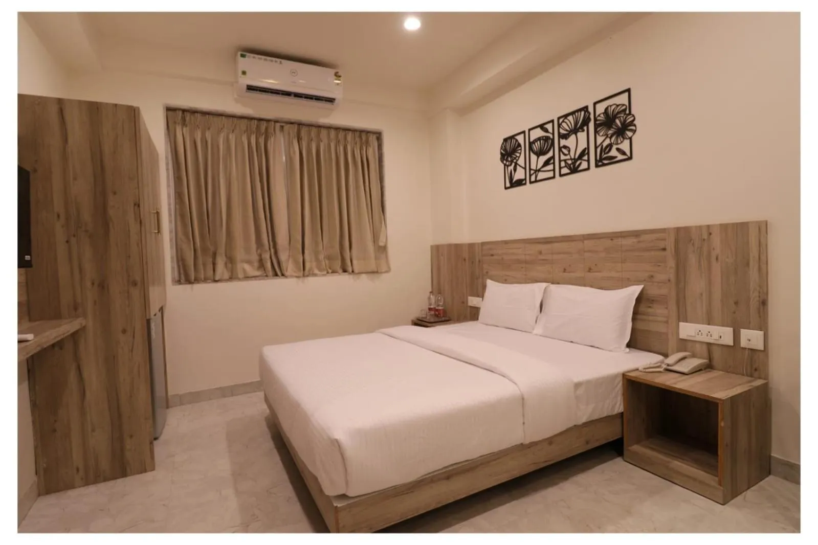 View (from property/room), Bed in Hotel Jay Palace Inn