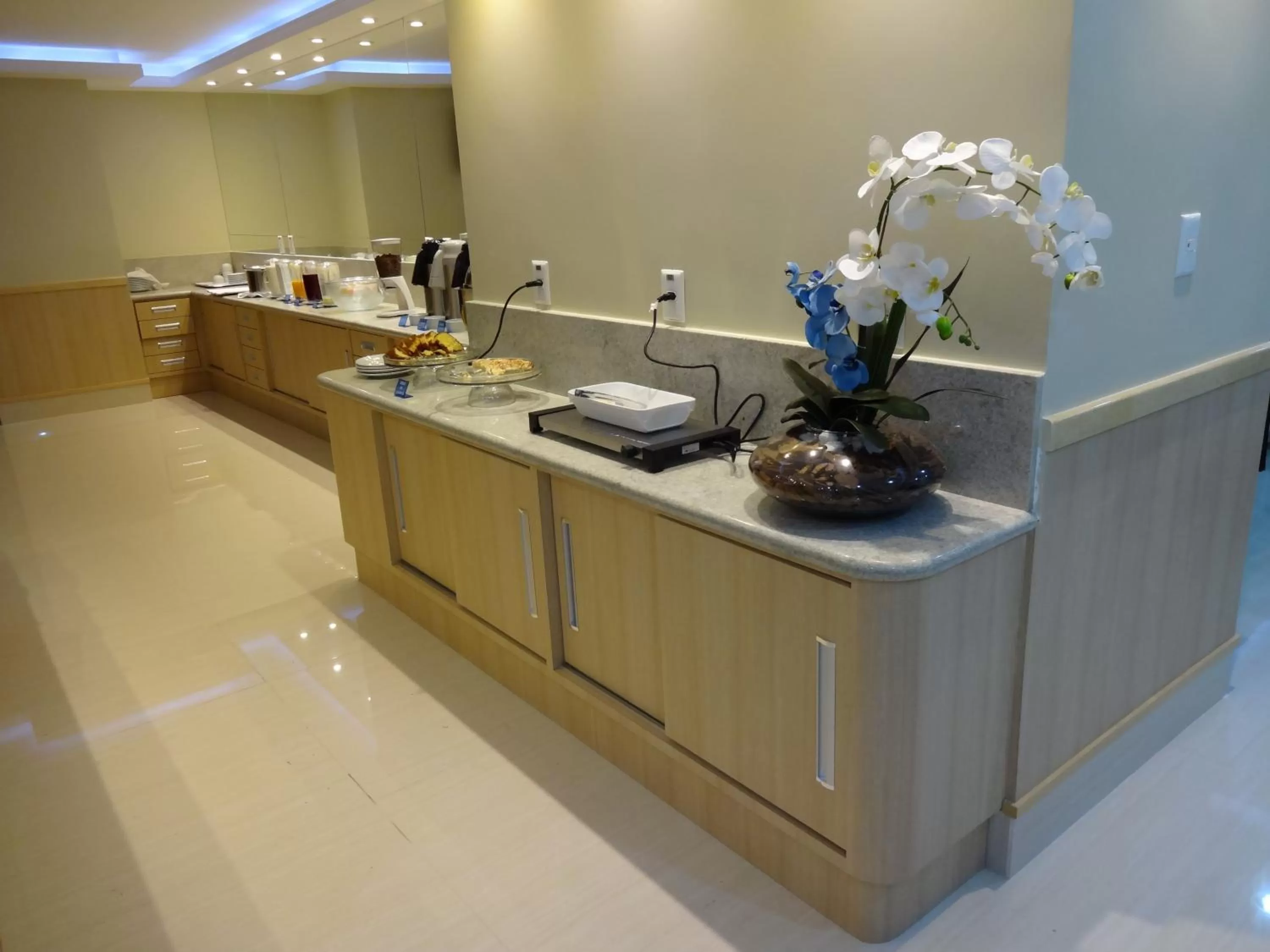 Restaurant/places to eat in Elegance Praia Hotel