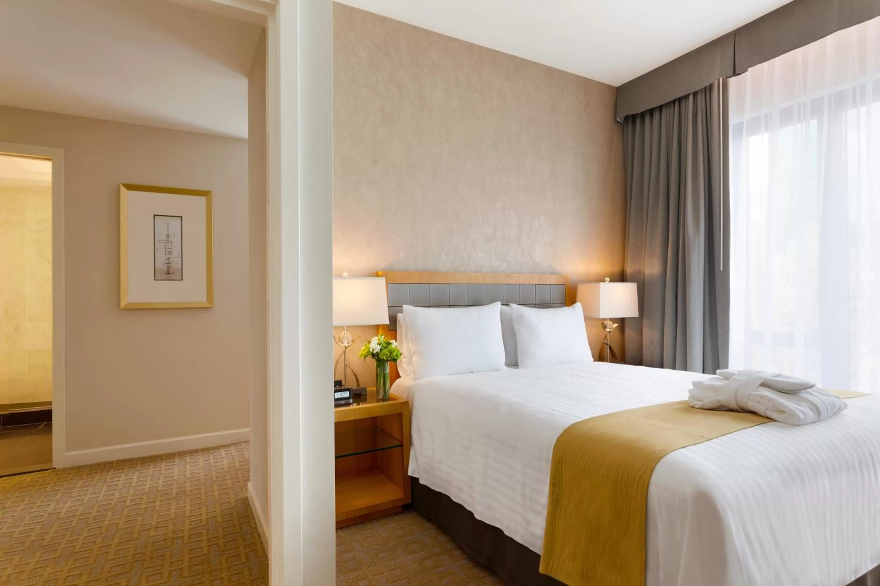 Photo of the whole room, Bed in Executive Hotel Le Soleil New York