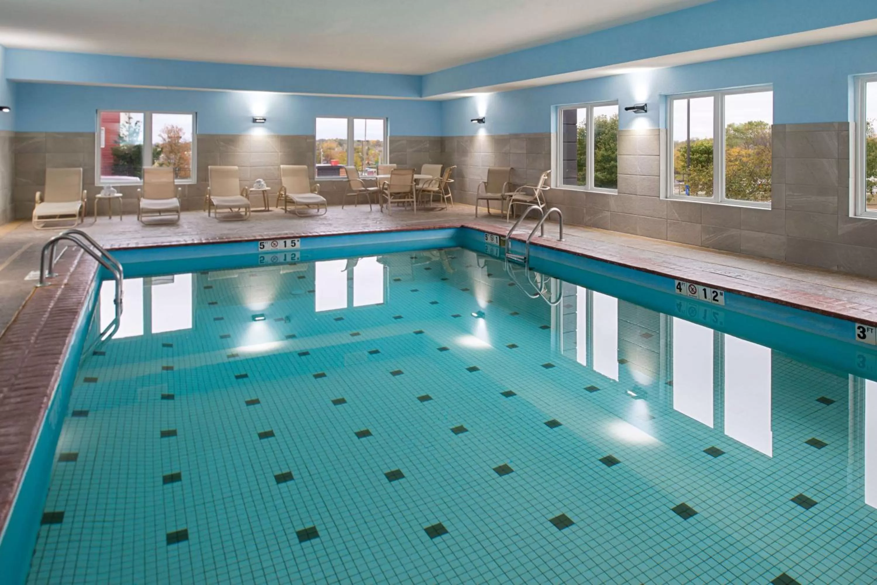 Pool view in Hampton Inn Kansas City Northeast