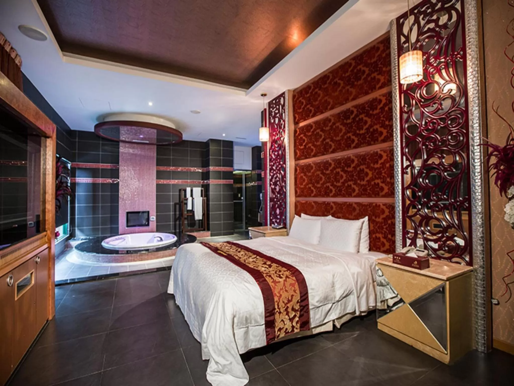 Bedroom, Bed in Moon Area Motel