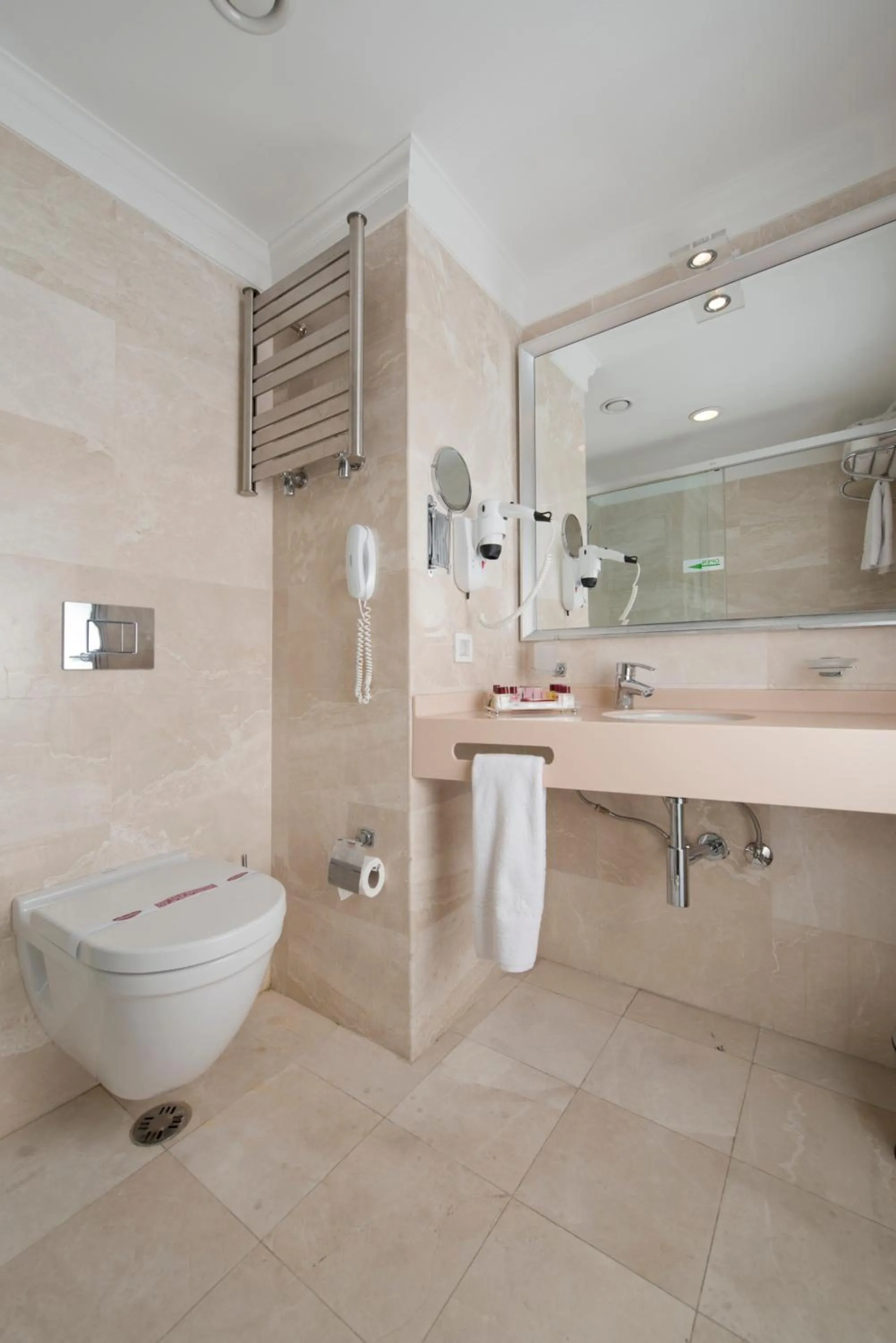 Toilet in Emporium Hotel